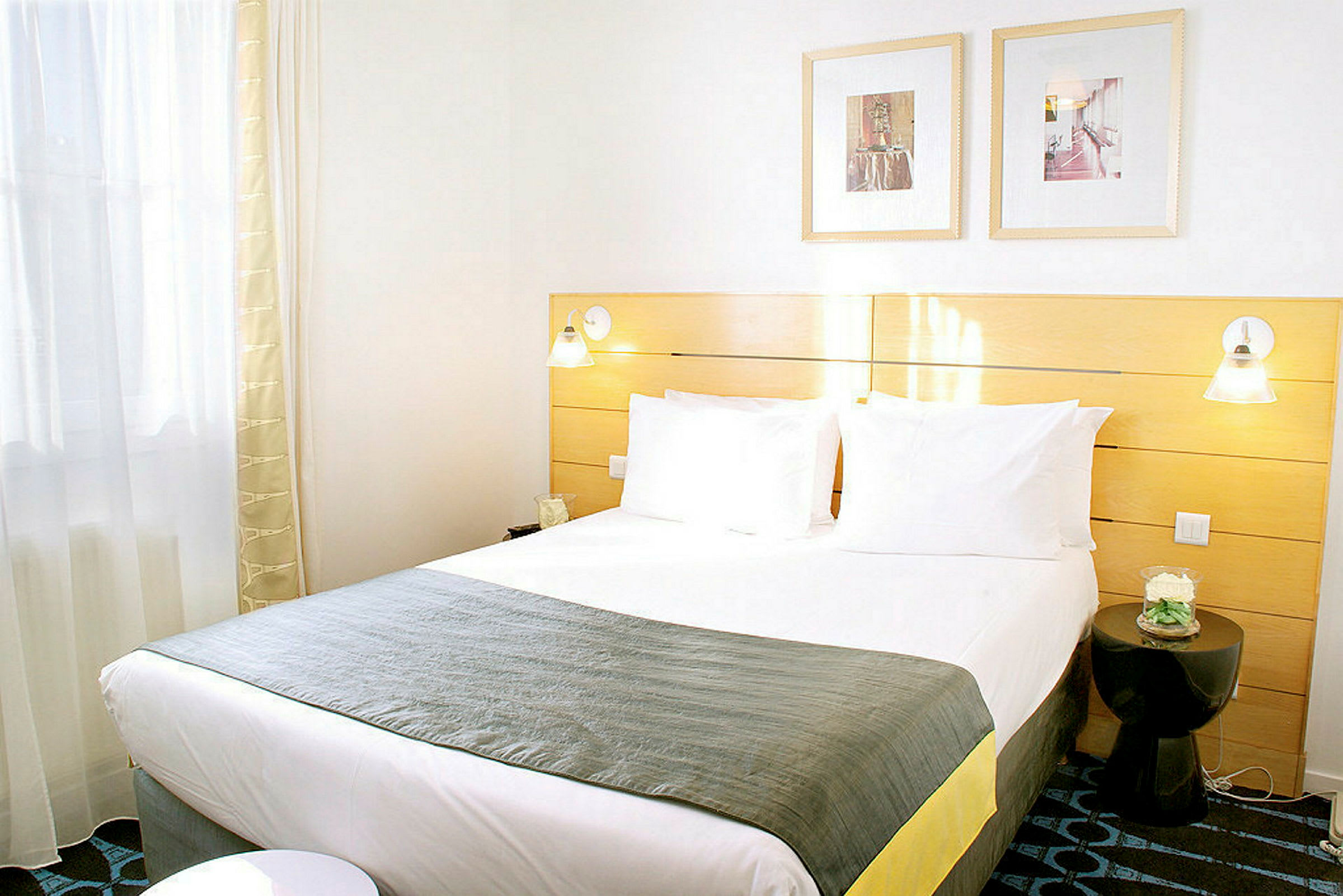 Ett ljust hotellrum med en dubbelsäng och modern inredning. (AI-genererad text)