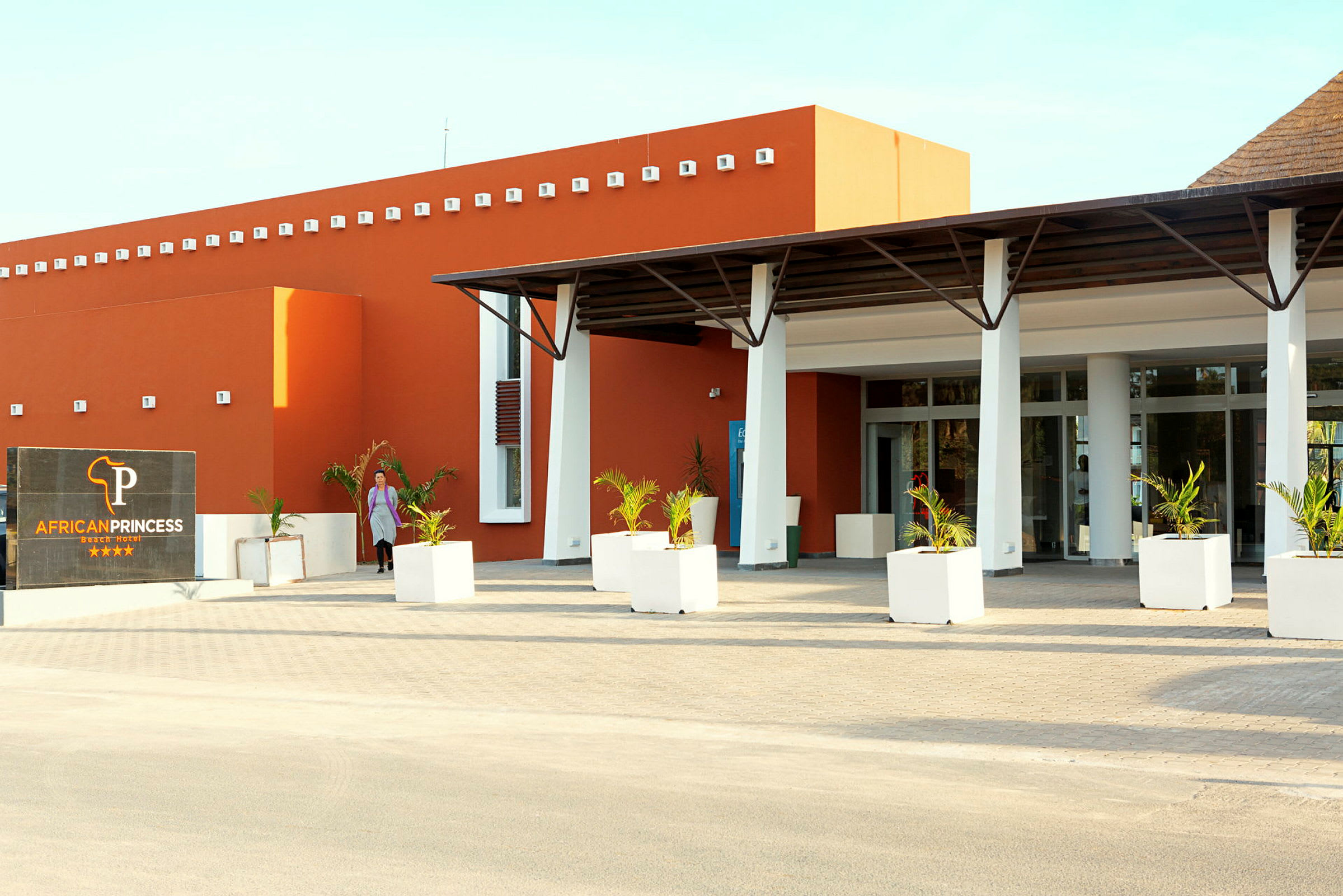 Utomhus bild av huvudentrén till hotellet African Princess. (AI-genererad text)