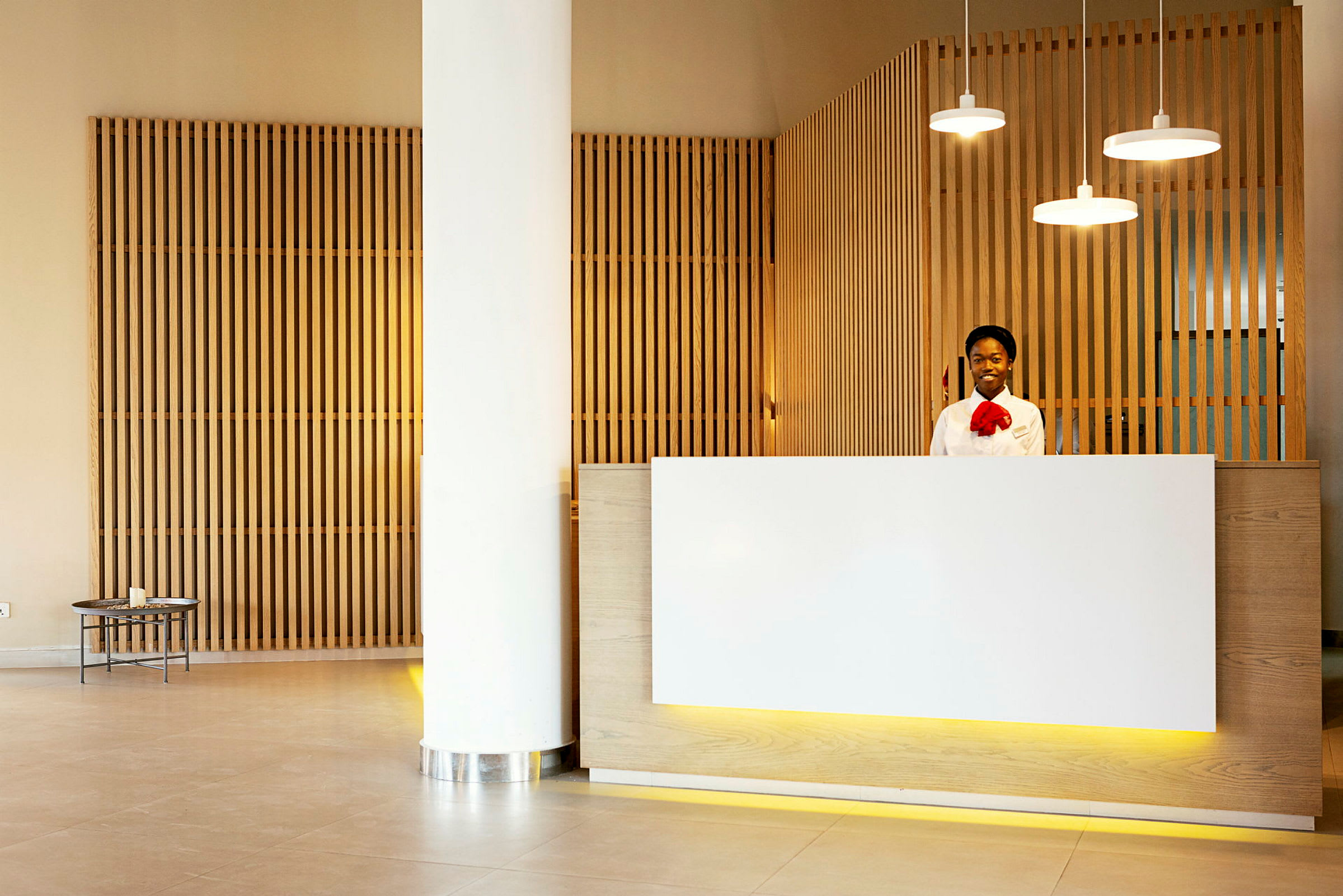 Receptionen med en person bakom disken. (AI-genererad text)