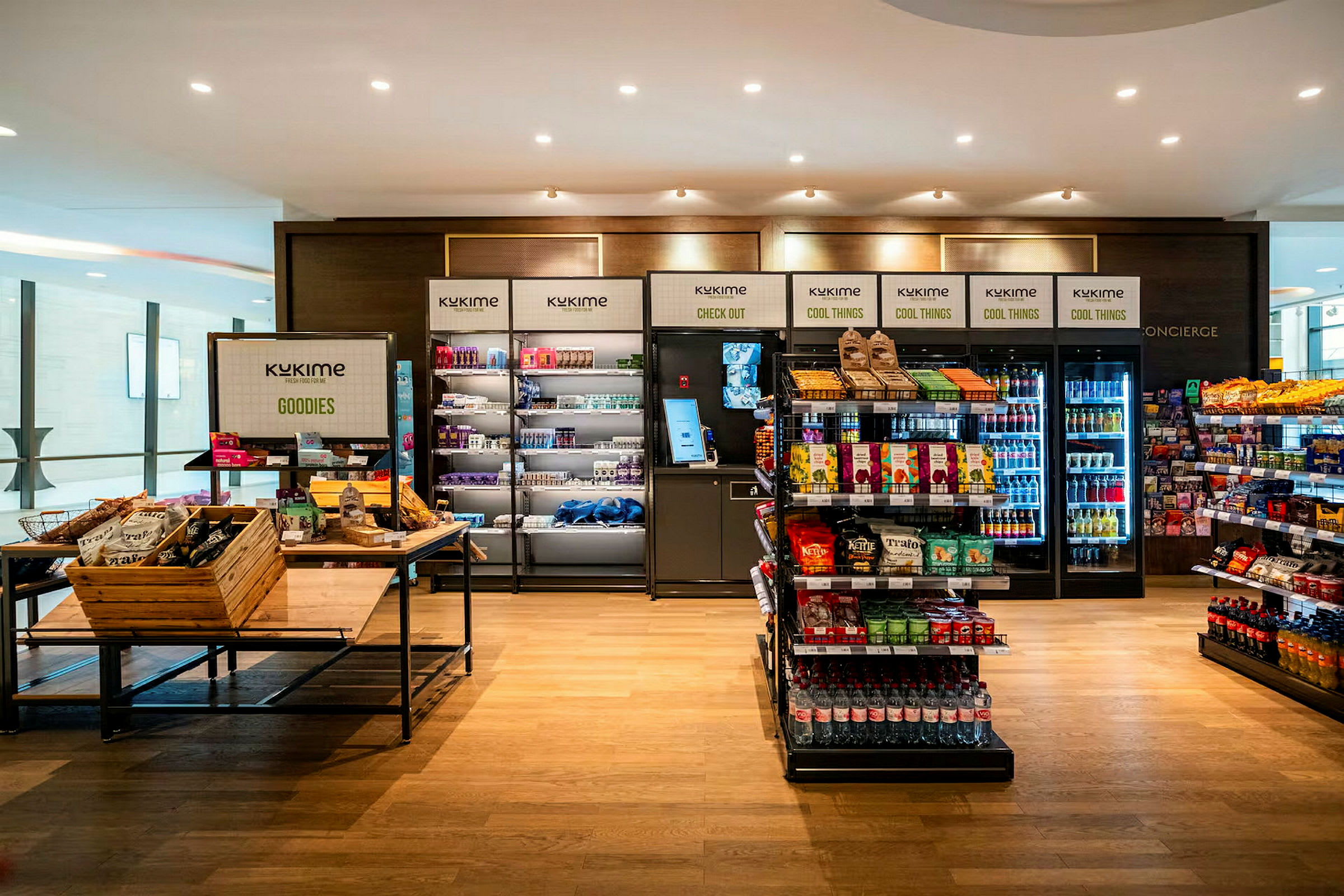 En butik med olika hyllor fyllda med drycker och snacks. (AI-genererad text)