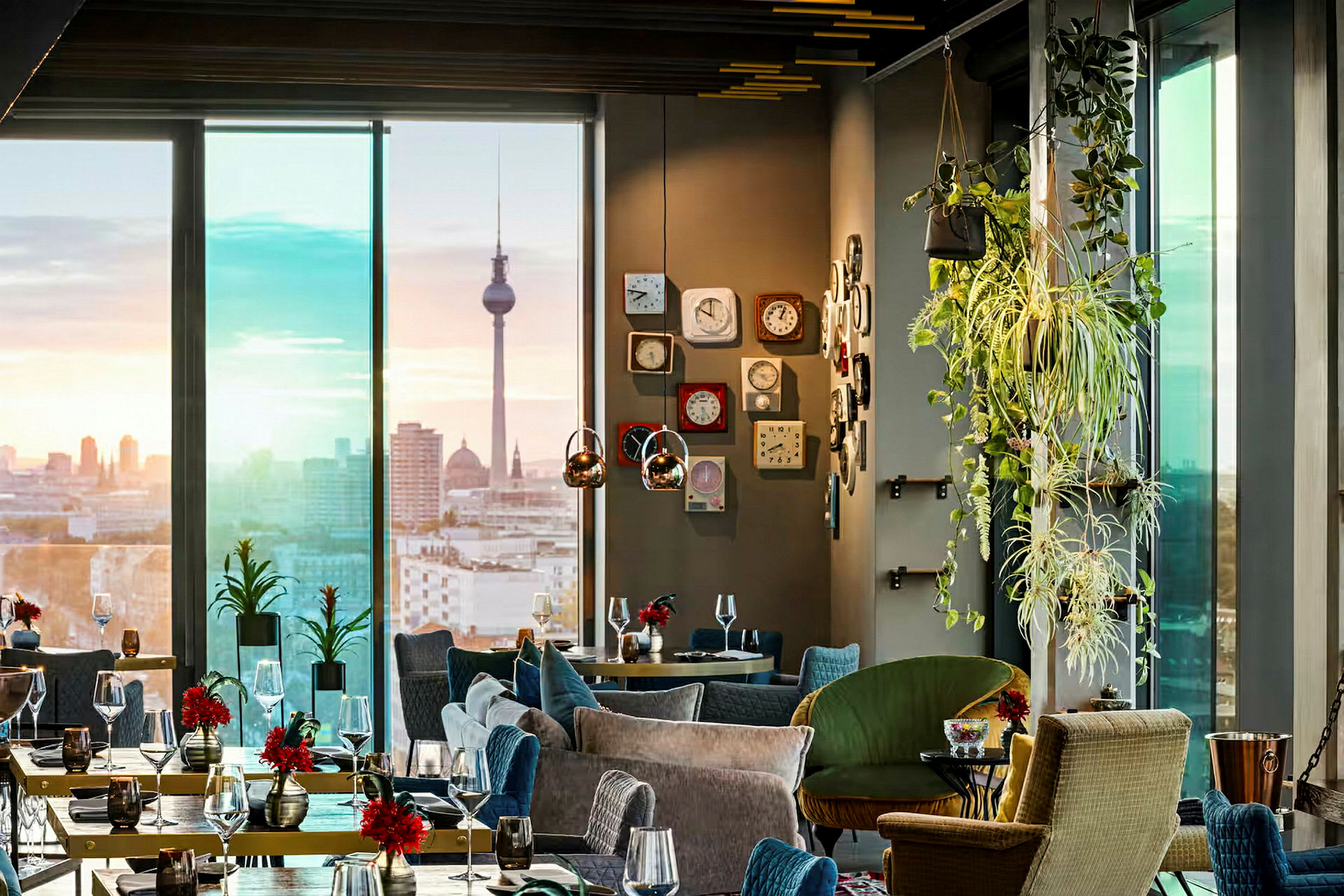 Ett elegant restauranginteriör med moderna möbler, gröna växter, och utsikt över en stadsbild med ett landmärke i bakgrunden. (AI-genererad text)