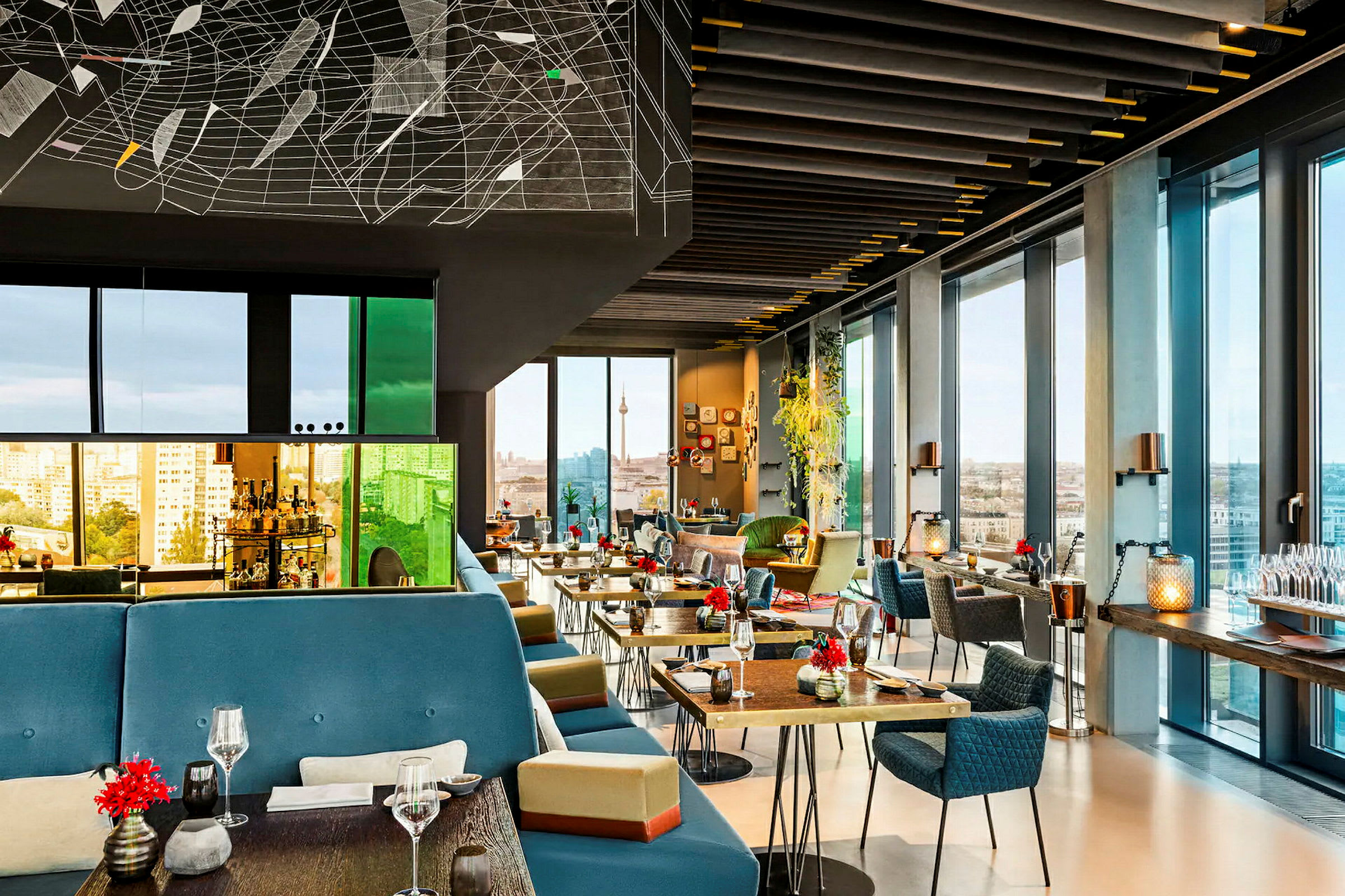 Interiör av en modern restaurang med panoramautsikt. (AI-genererad text)
