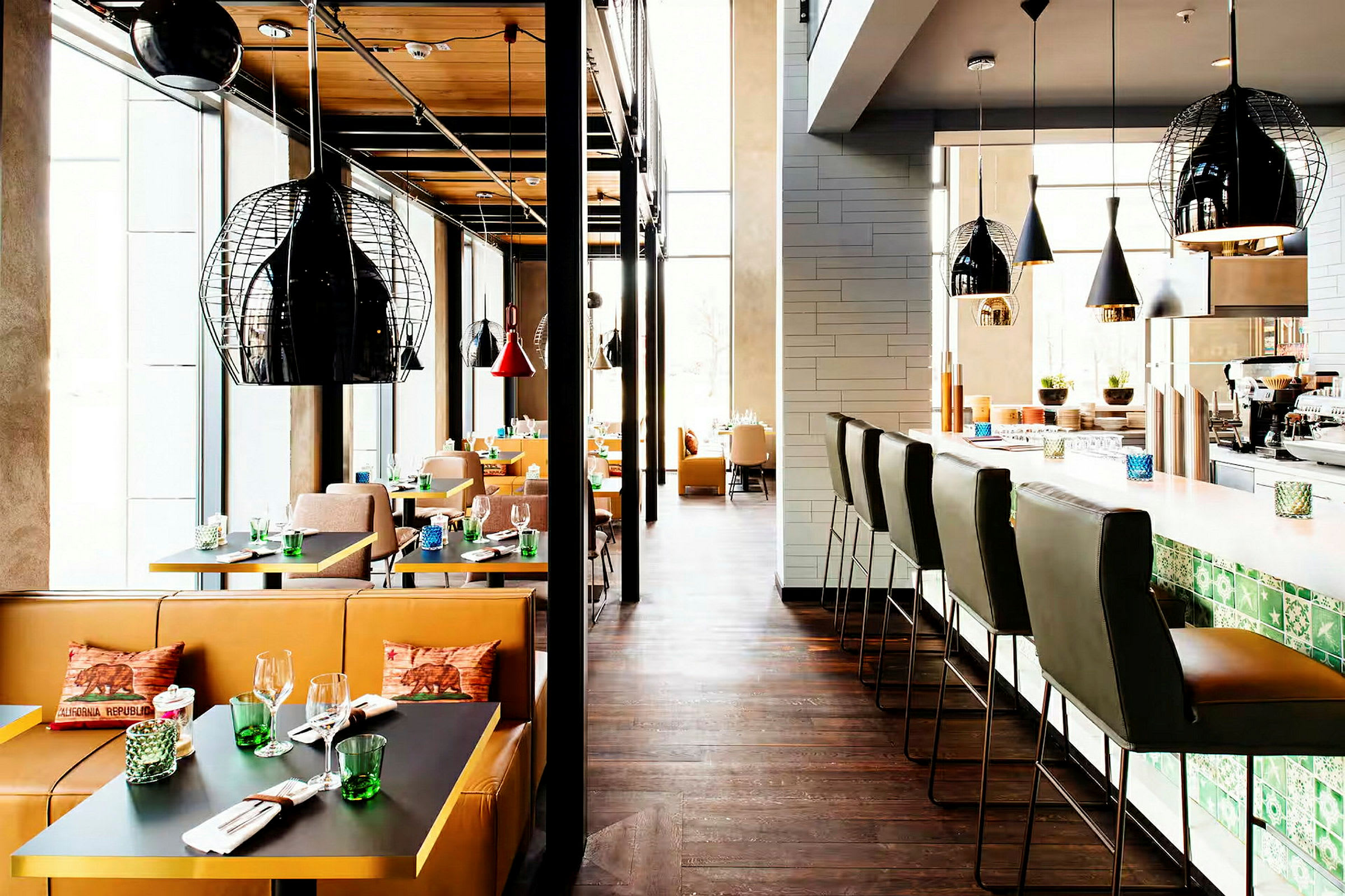 Interiör av en modern restaurang med bord, stolar och en bar med höga stolar. (AI-genererad text)