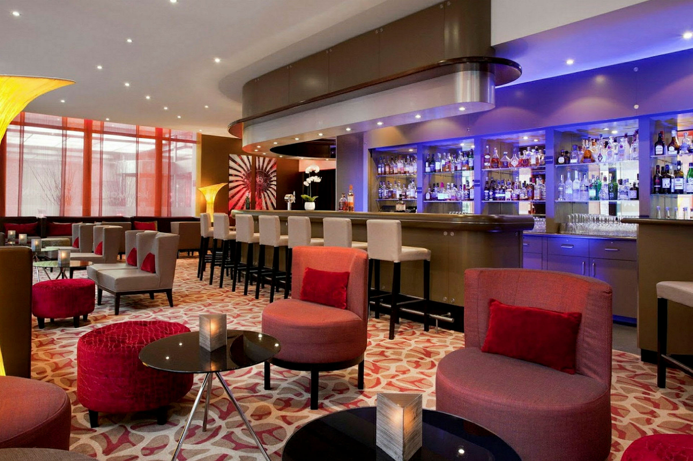 En modern bar med sittplatser och dekorativa lampor. (AI-genererad text)