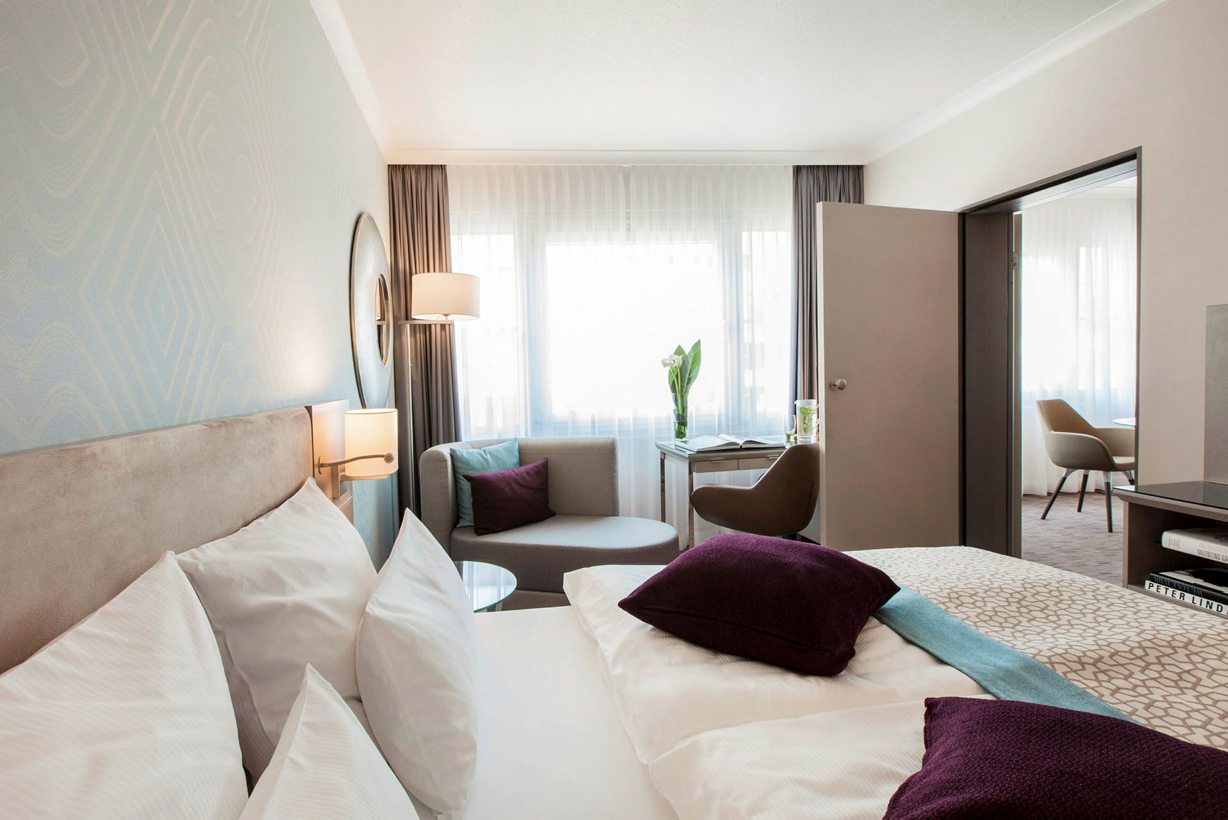 Bild på ett hotellrum med en säng, sittplats och skrivbord. (AI-genererad text)