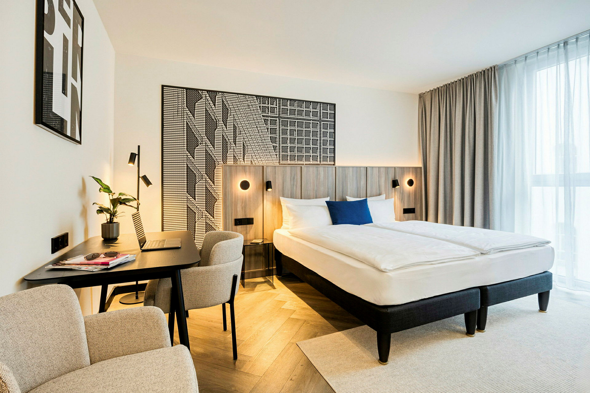 Ett hotellrum med en dubbelsäng och en arbetsplats. (AI-genererad text)