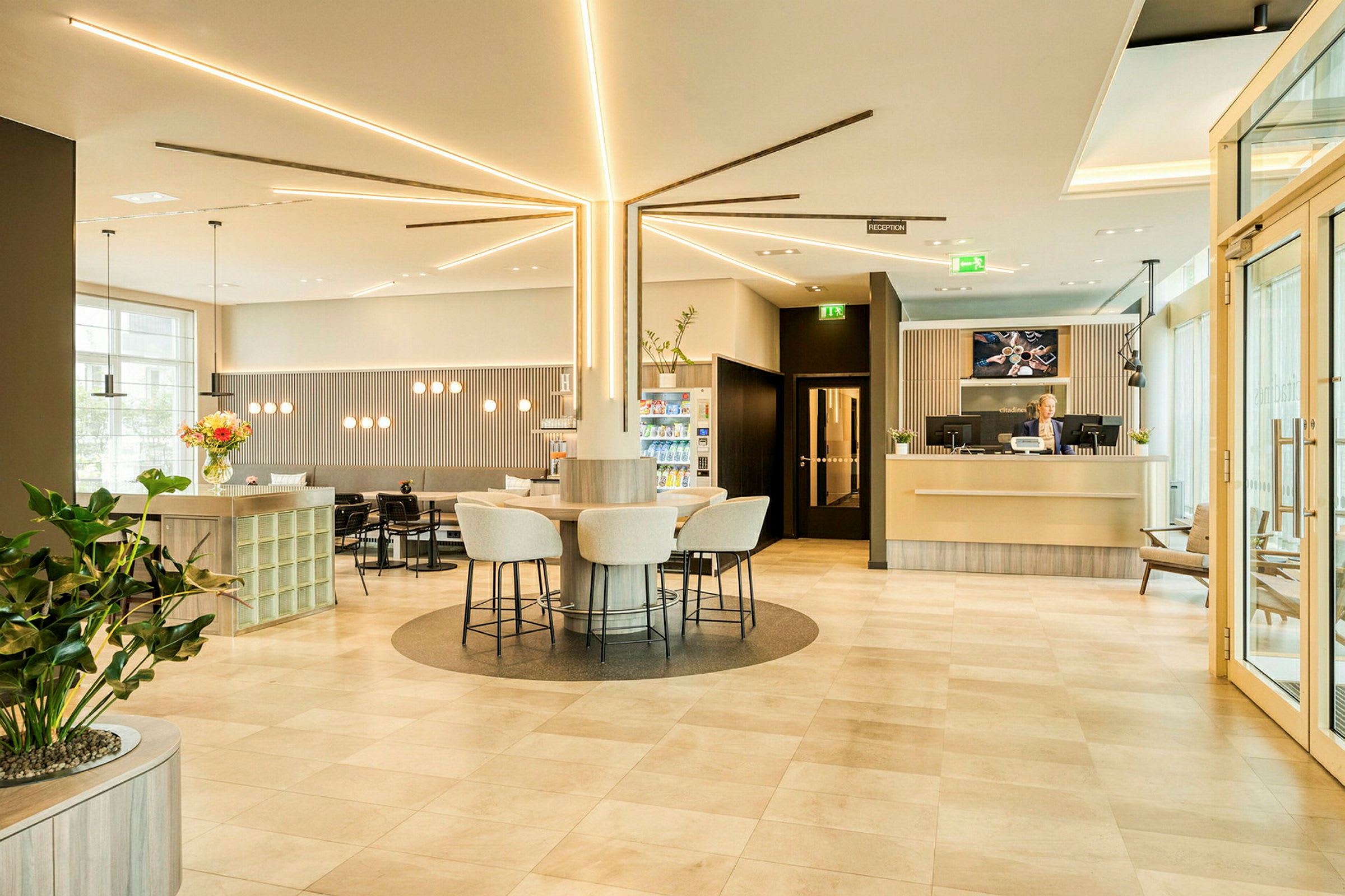 Receptionen och lobbyområdet med sittgrupp och växter. (AI-genererad text)