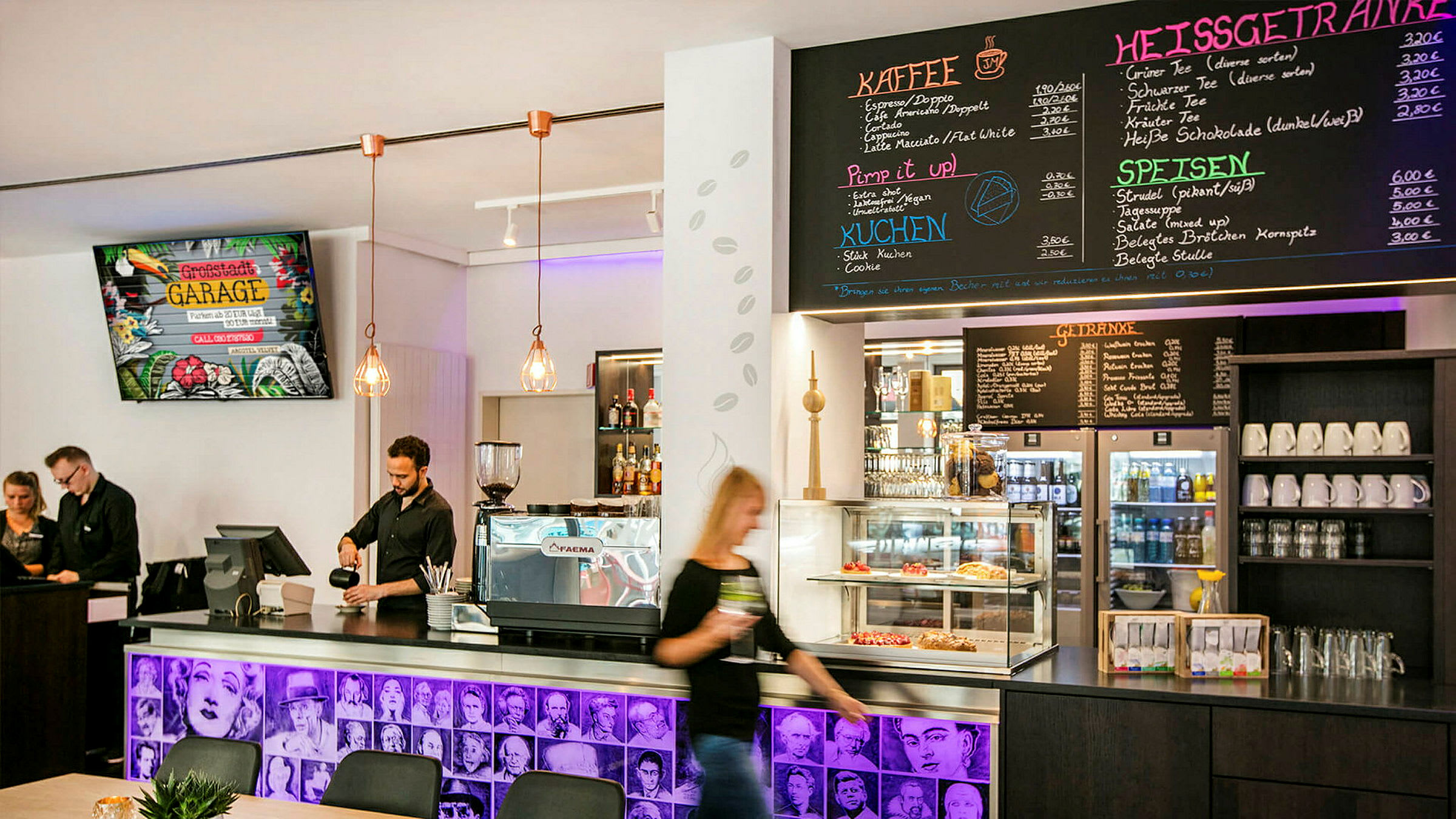 En caféinteriör med en disk som har kaffemaskin, bakverk i glasmonter och en meny på väggen ovanför. Personal står bakom disken. (AI-genererad text)