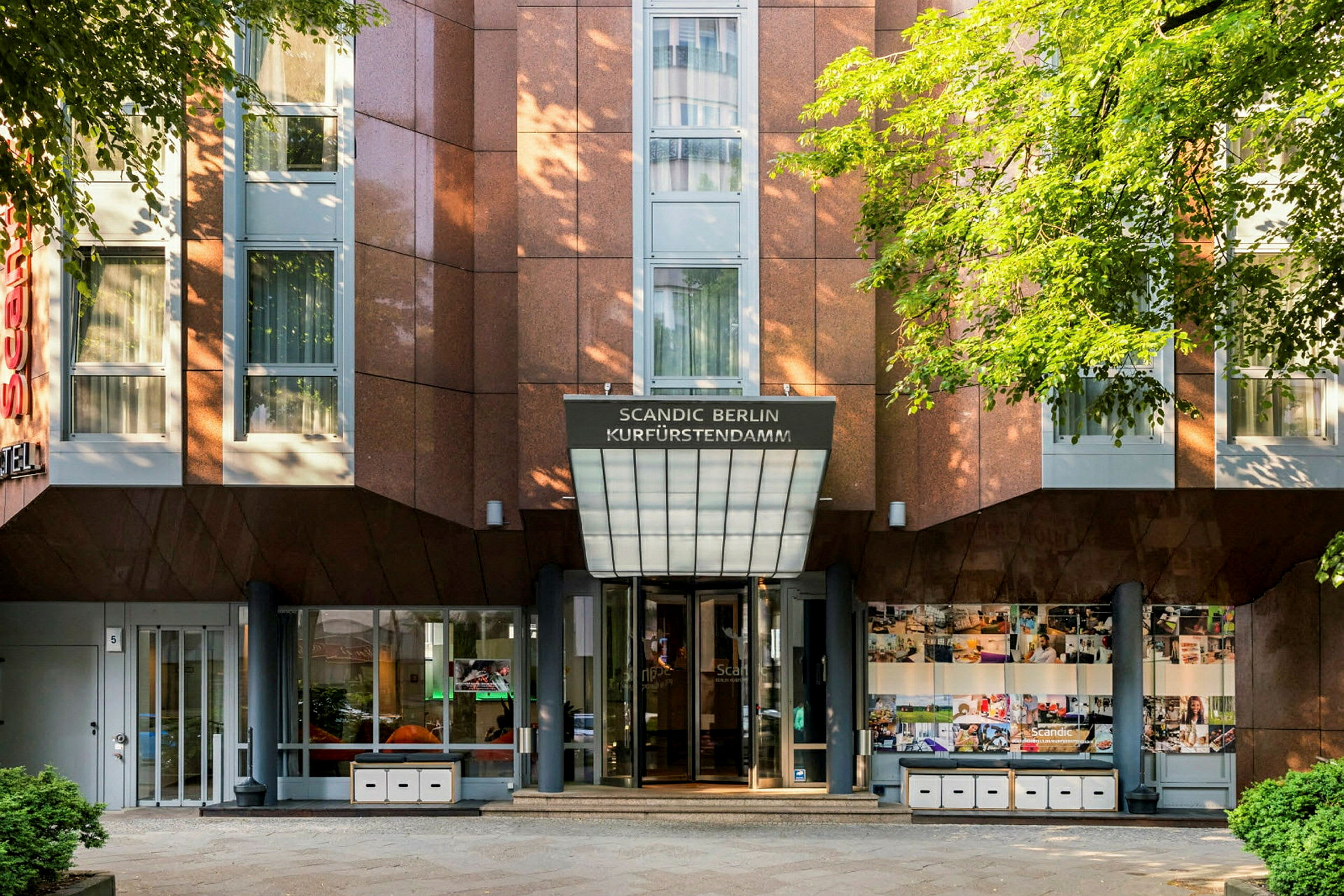 Ingång till Scandic Berlin Kurfürstendamm hotell. (AI-genererad text)
