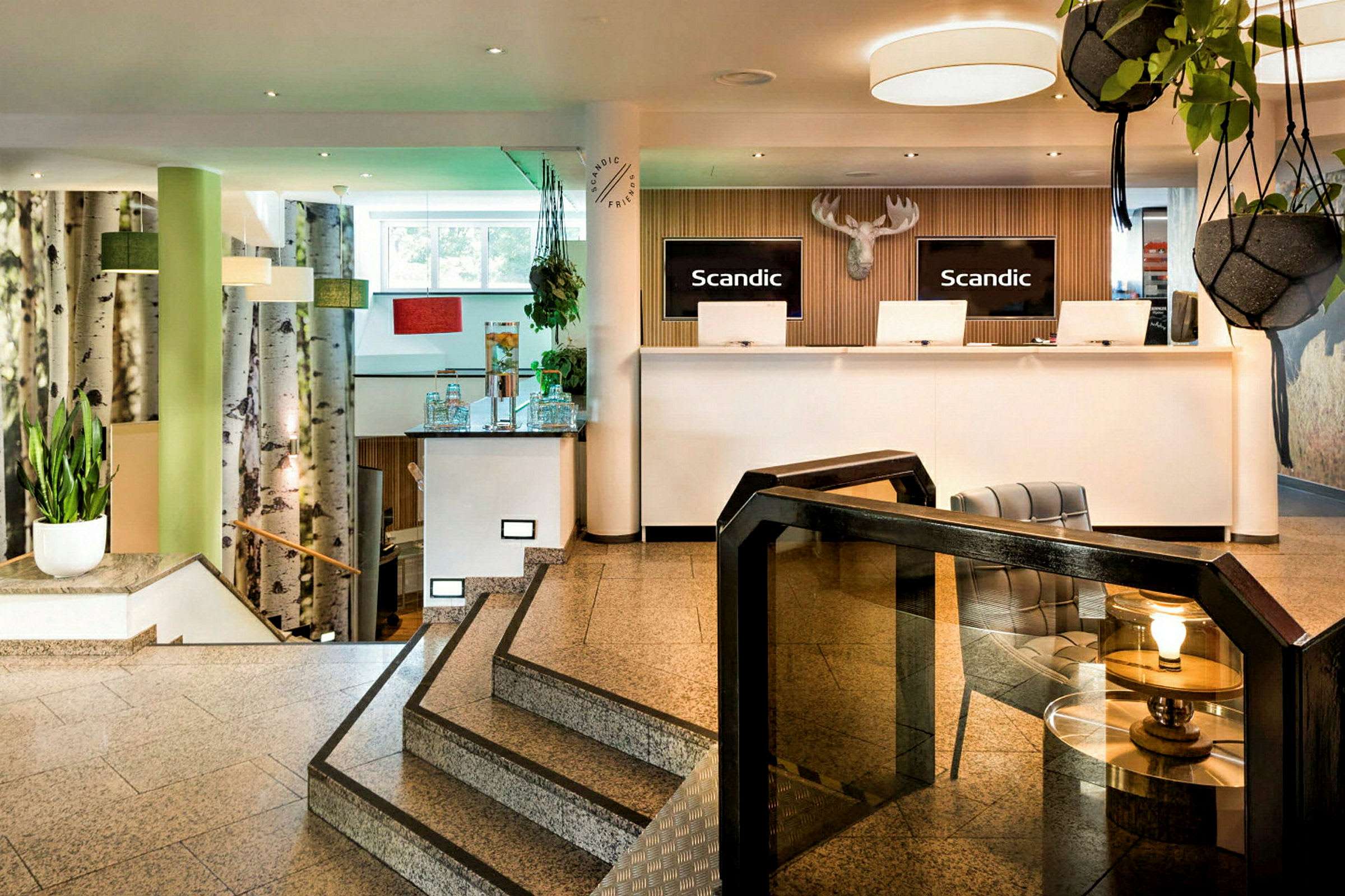 Hotellreception med modern inredning och växter. (AI-genererad text)