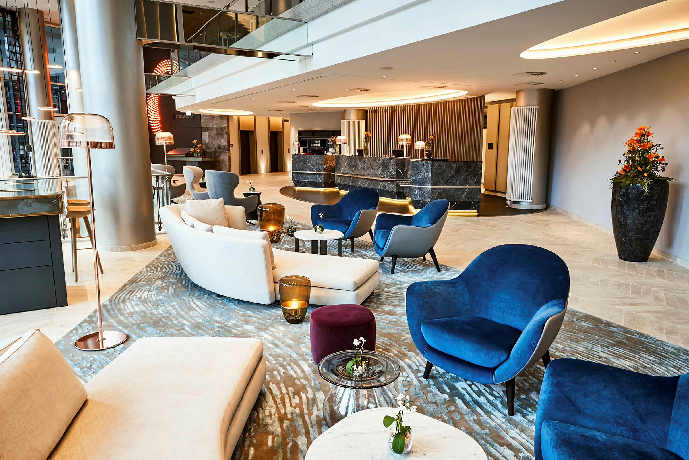Ett modernt och elegant möblerat lobbyområde med sittgrupper och receptionsdisk. (AI-genererad text)