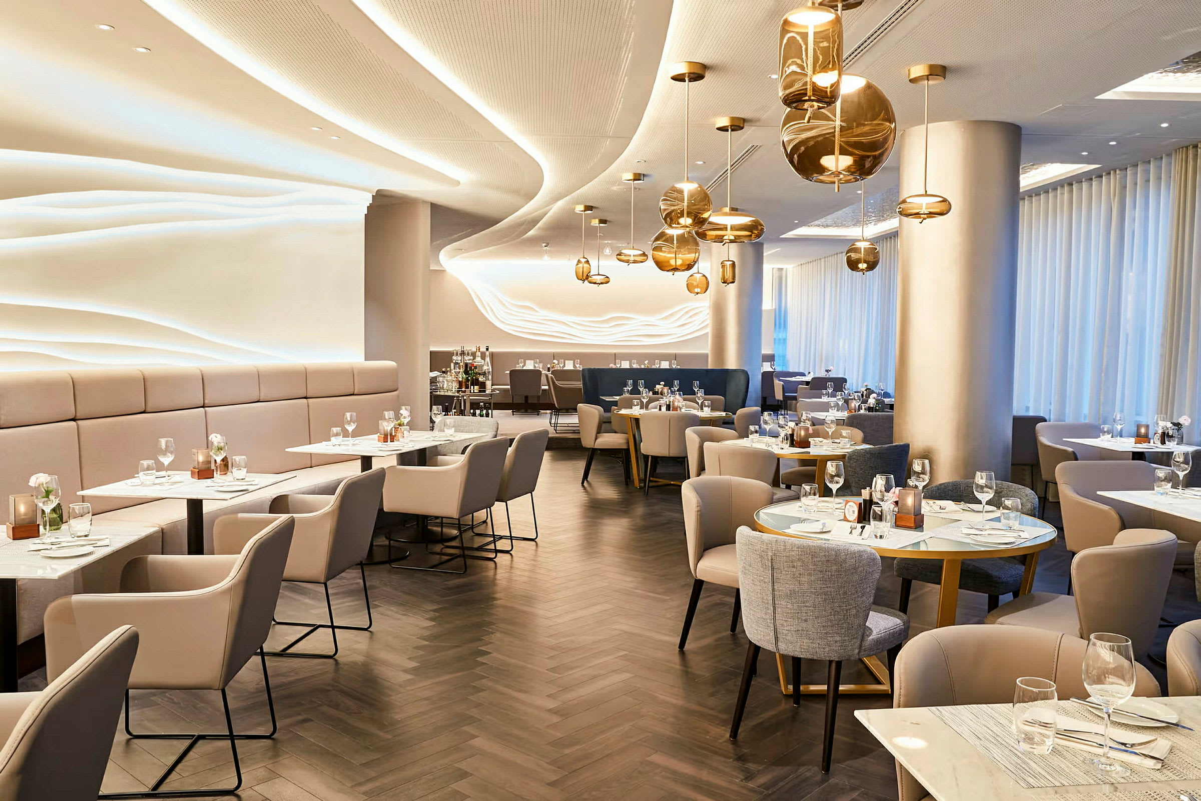En elegant restaurang med modern inredning och bord dukade för gäster. (AI-genererad text)