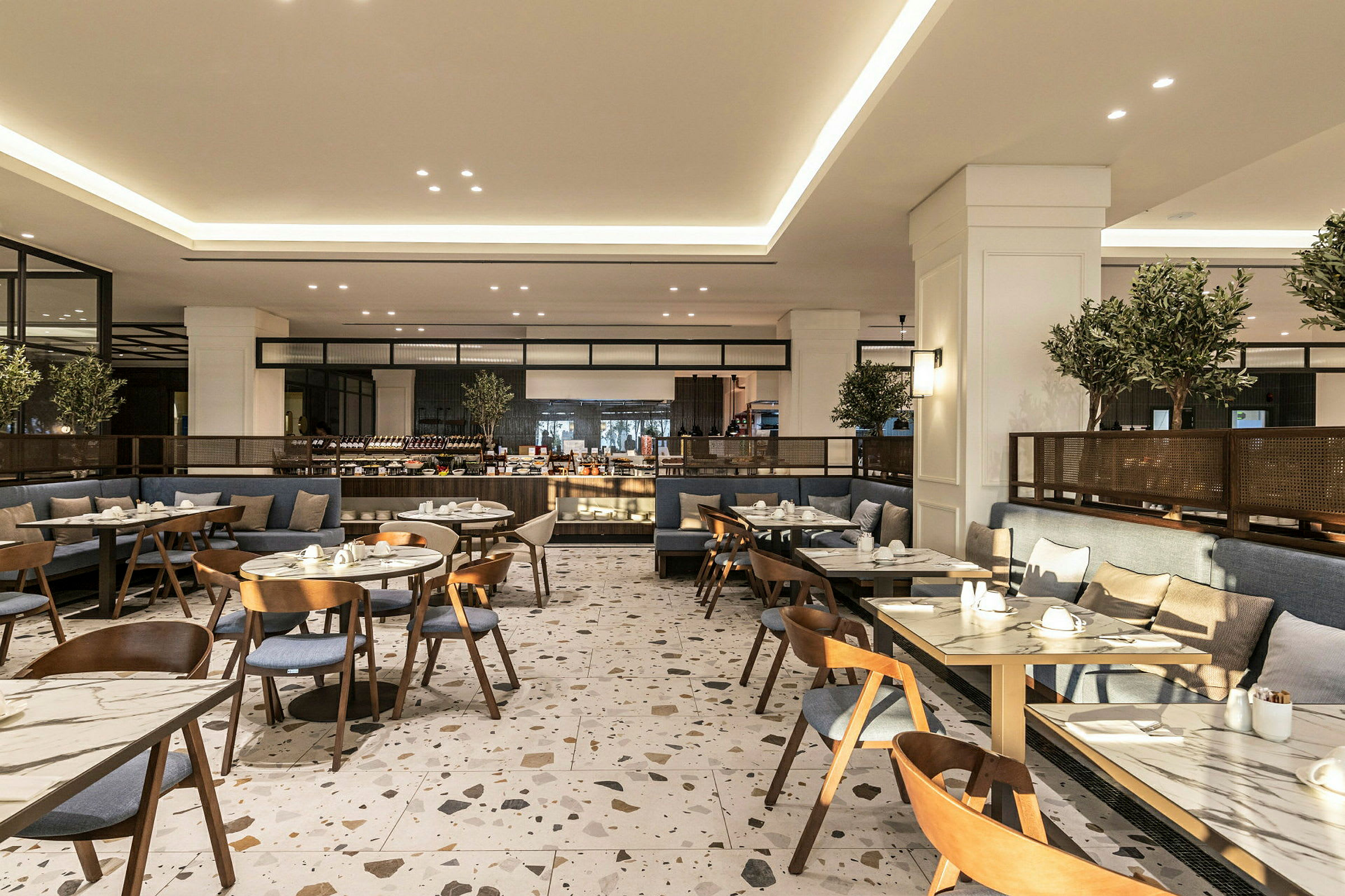 Restaurang med moderna möbler och borden dukade. (AI-genererad text)
