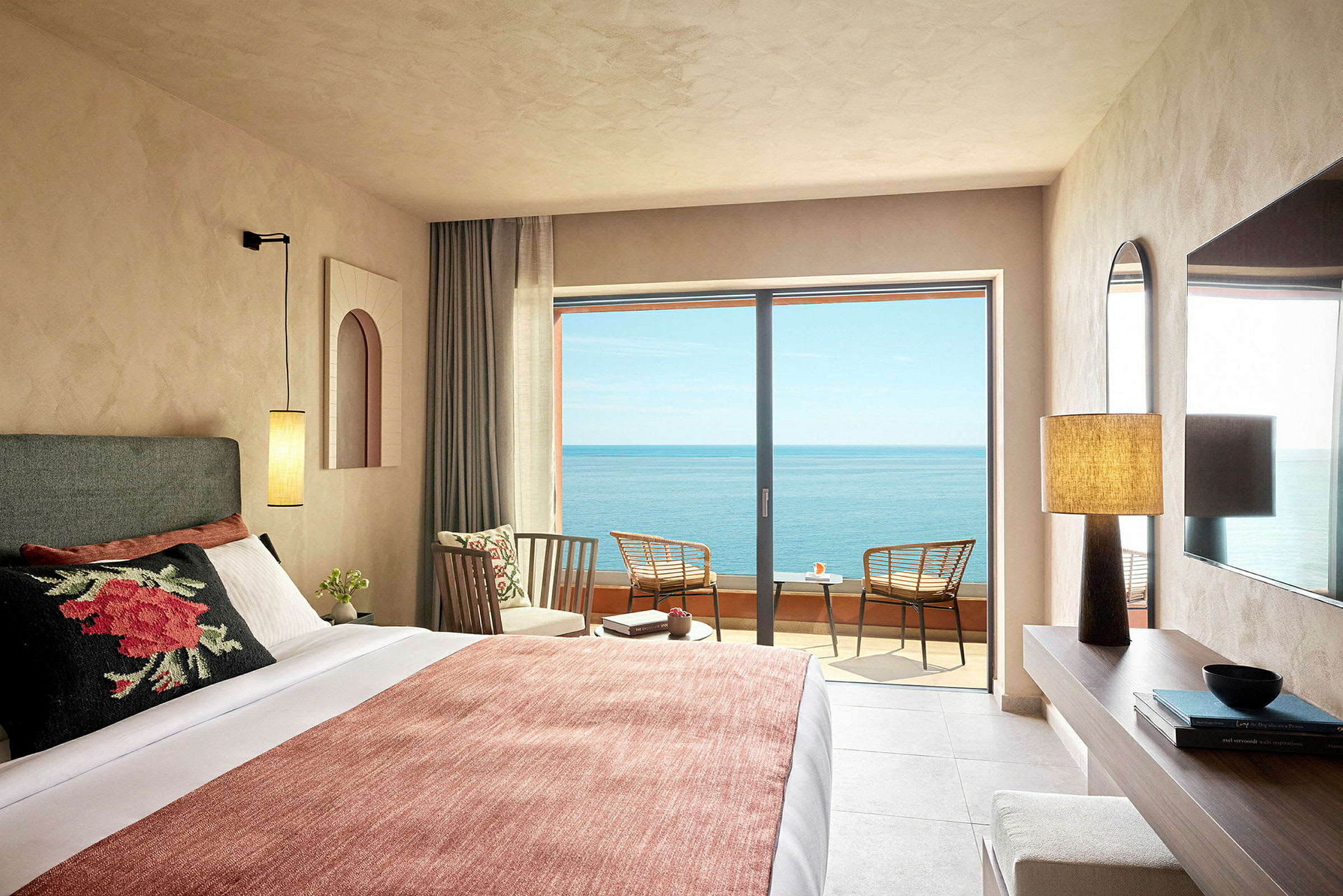 Hotellrum med havsutsikt från balkong. (AI-genererad text)