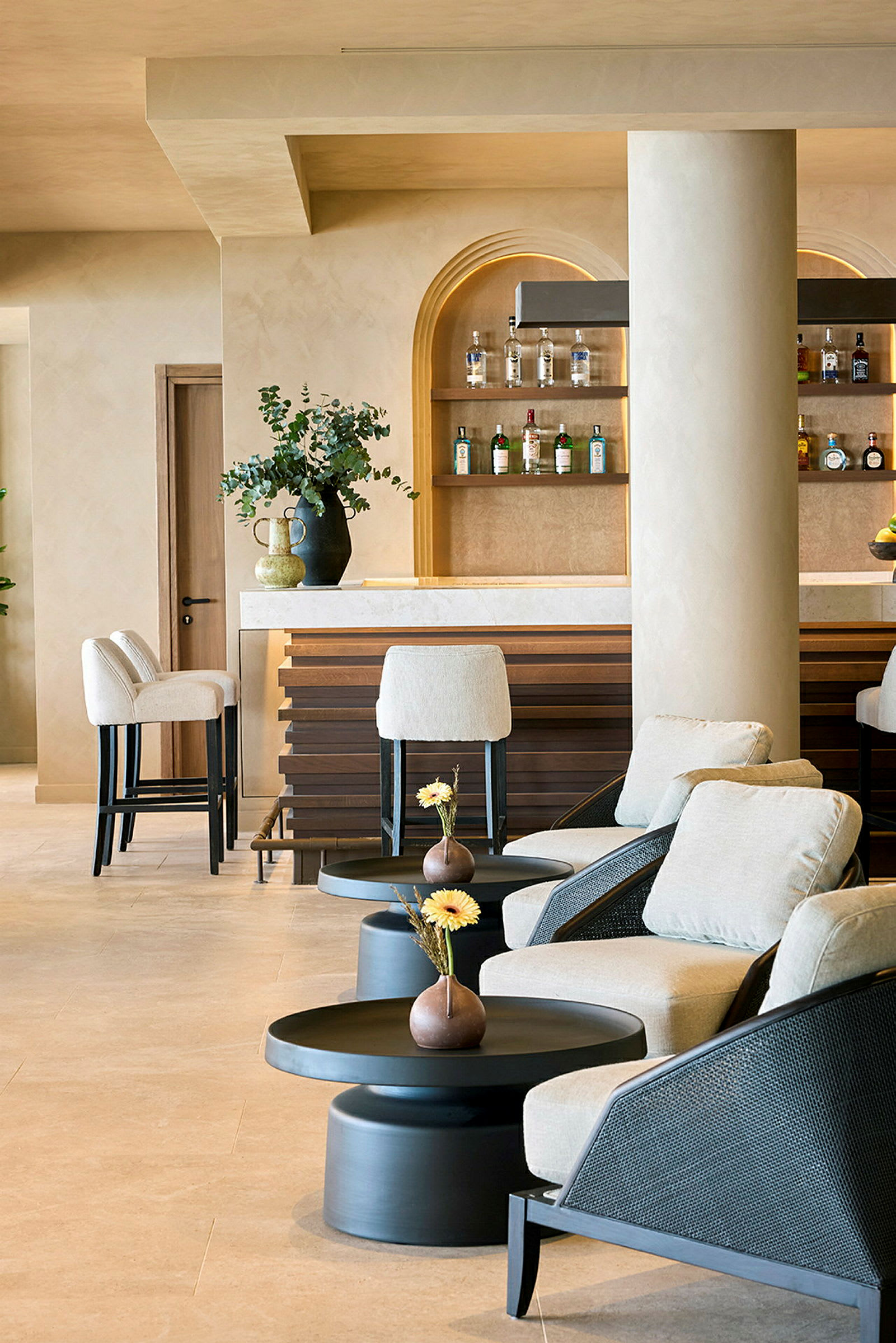 Elegant hotelllobby med bar, sittplatser och blommor. (AI-genererad text)