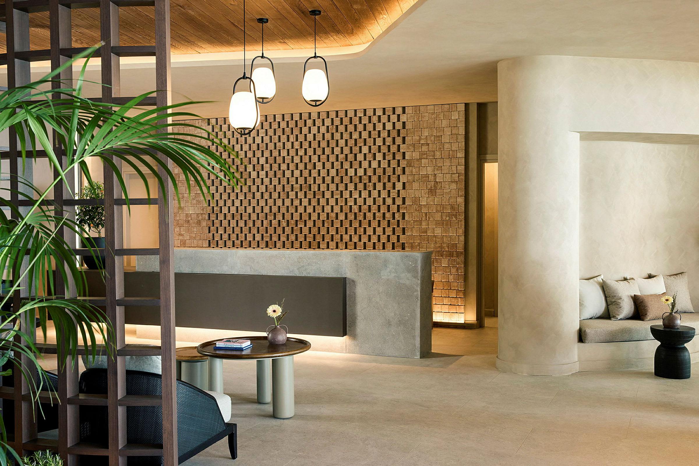 Hotellobby med reception, sittmöbler och dekorativ vägg. (AI-genererad text)