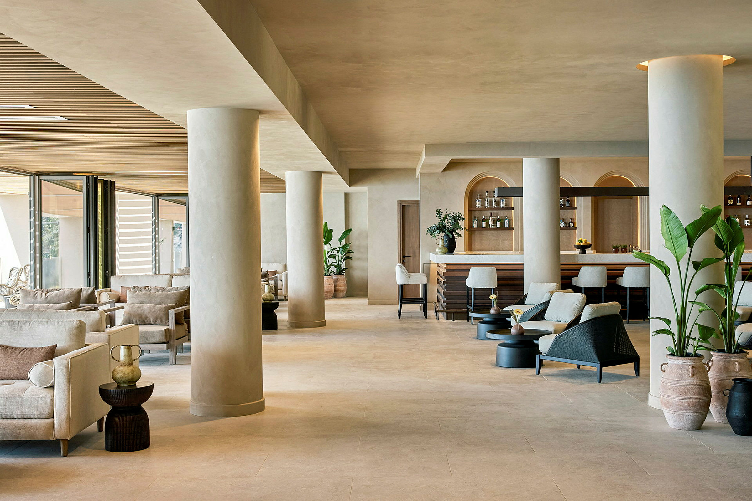 Ett modernt hotellobbyområde med olika bekväma sittgrupper och en bar i bakgrunden. (AI-genererad text)