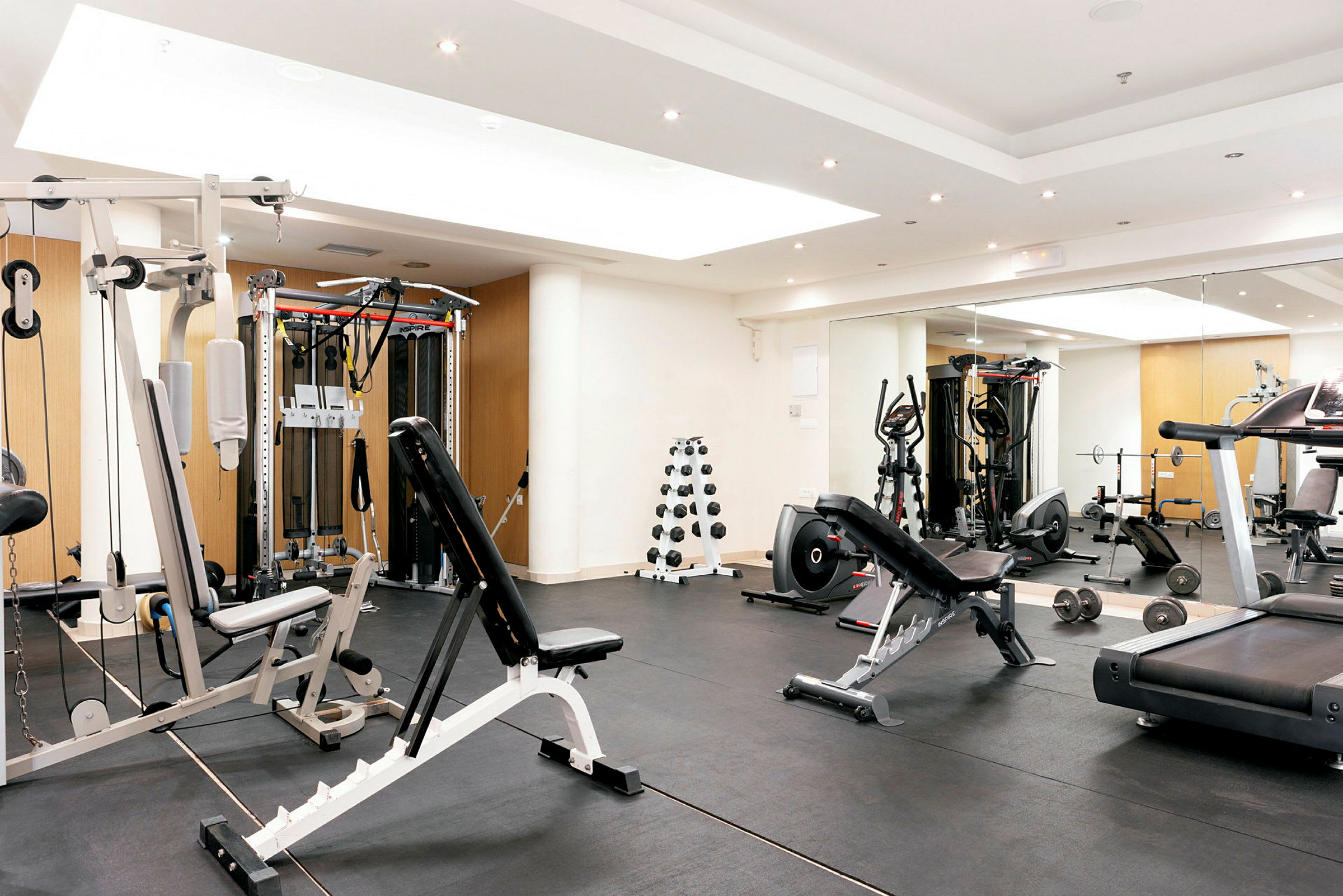 Ett modernt gym med olika träningsmaskiner och fria vikter. (AI-genererad text)