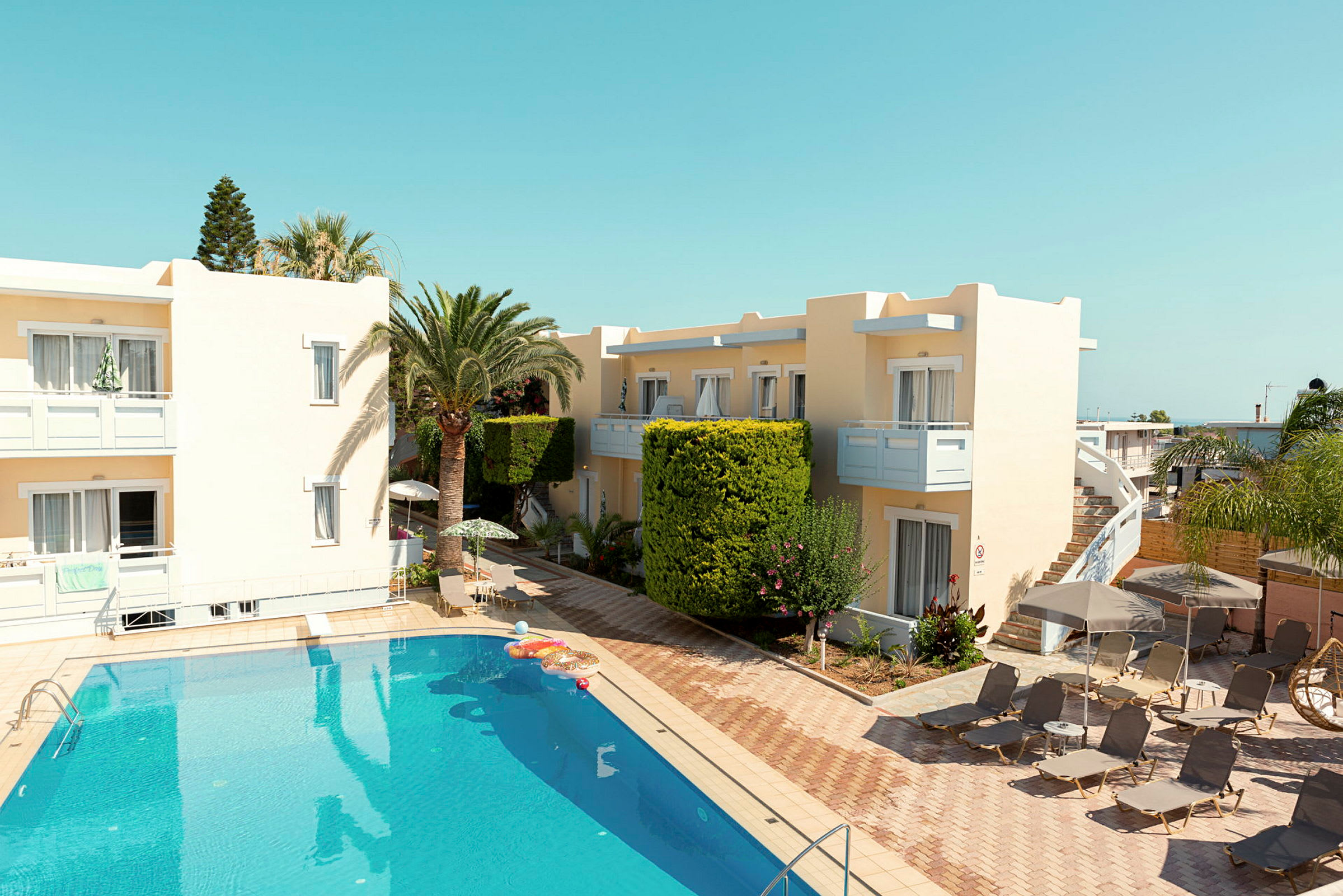Hotell med pool och solstolar. (AI-genererad text)
