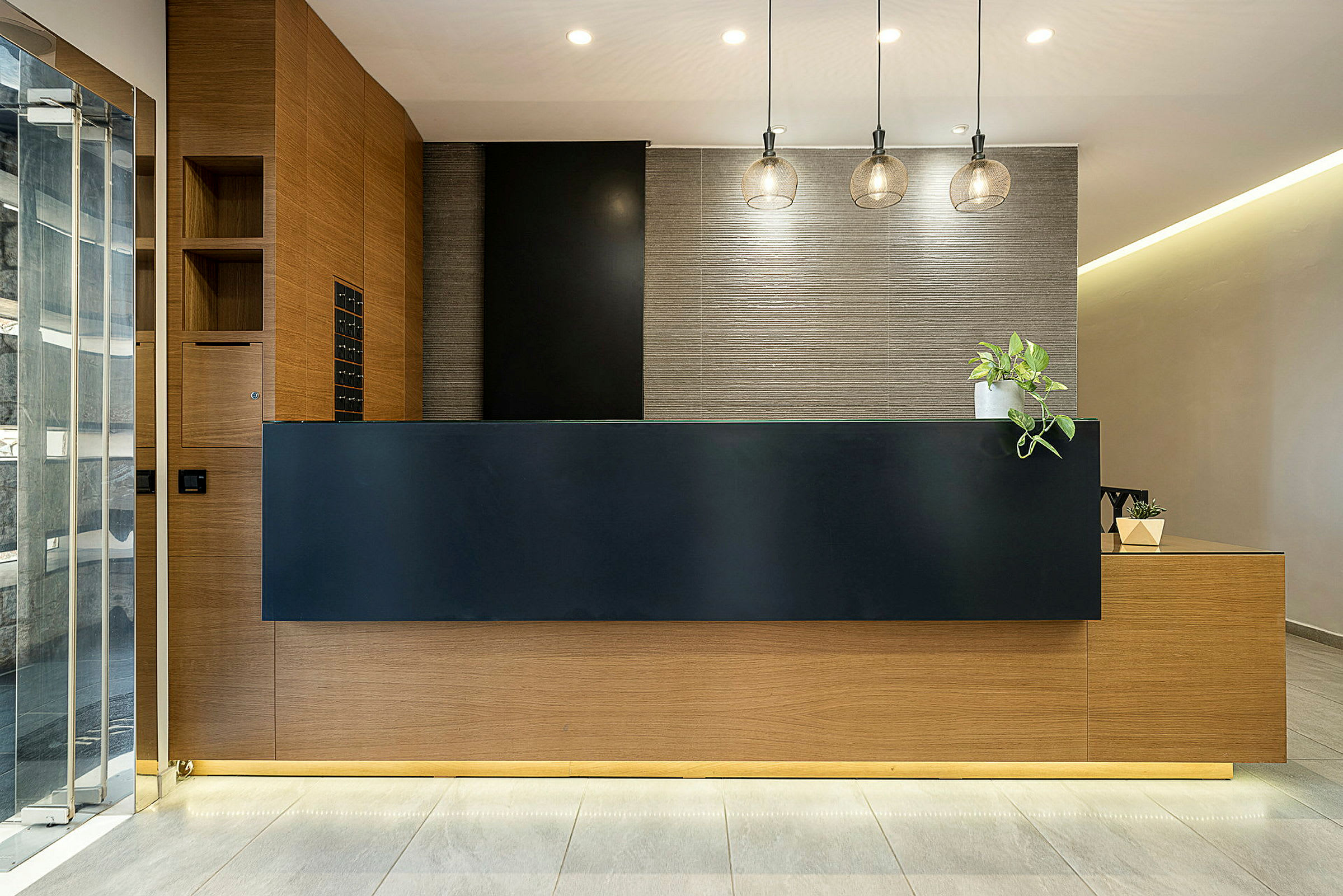 Hotellreception i modern design med träpanel och mörkt skrivbord. (AI-genererad text)