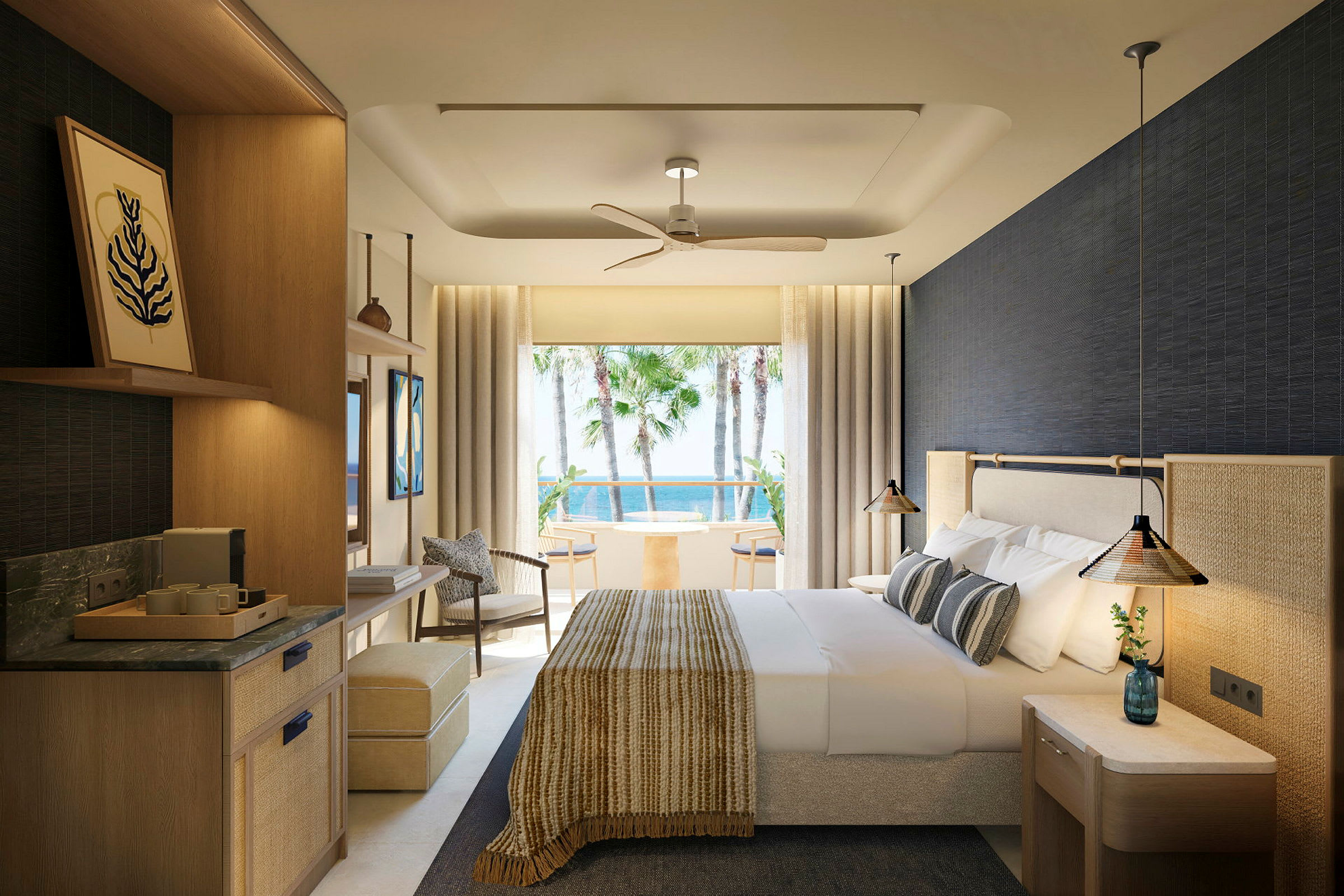 Ett hotellrum med ljus interiör och utsikt över palmer och hav. (AI-genererad text)