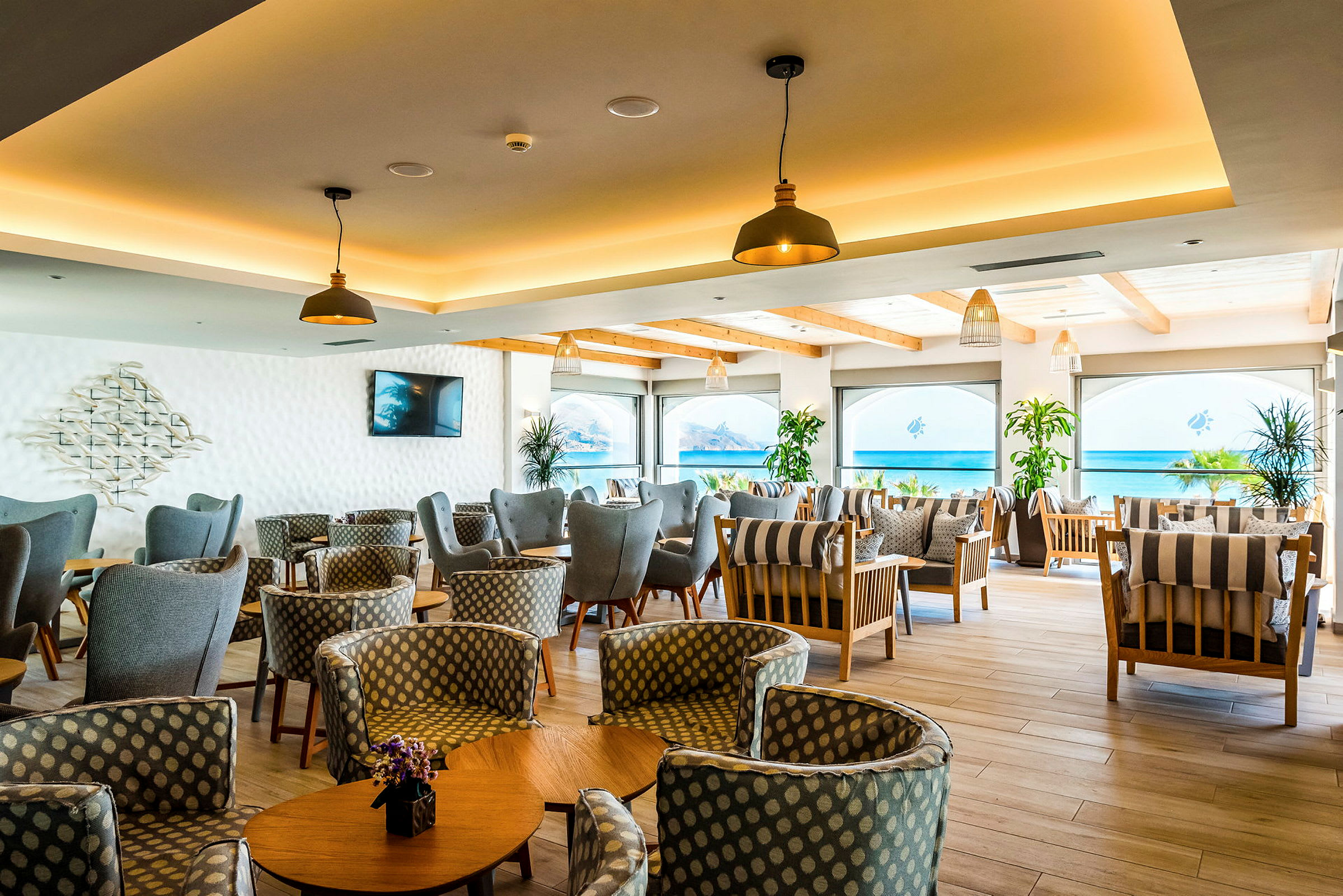 Ett café eller loungeområde med utsikt över havet. (AI-genererad text)