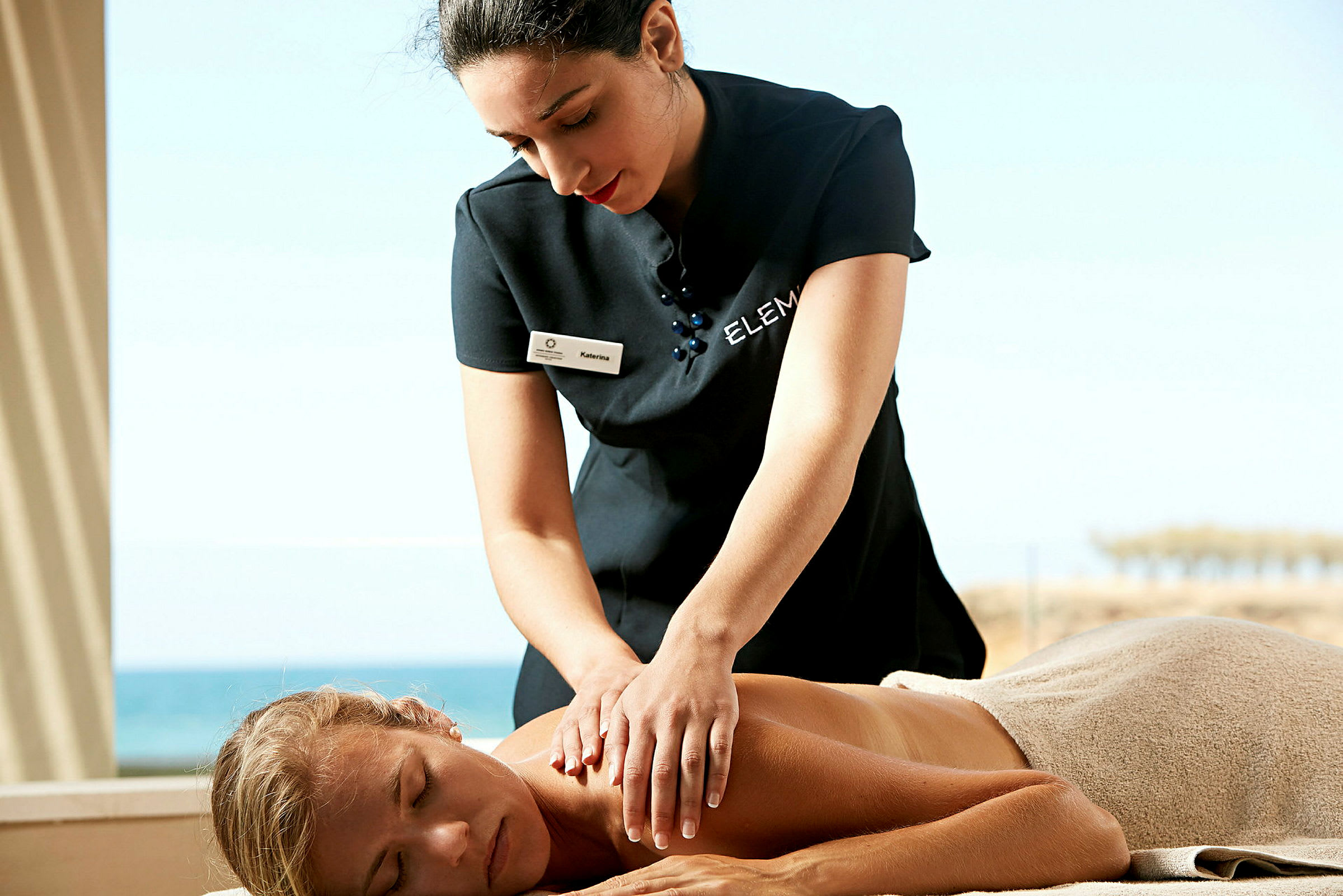 Massageterapeut utför massage utomhus. (AI-genererad text)