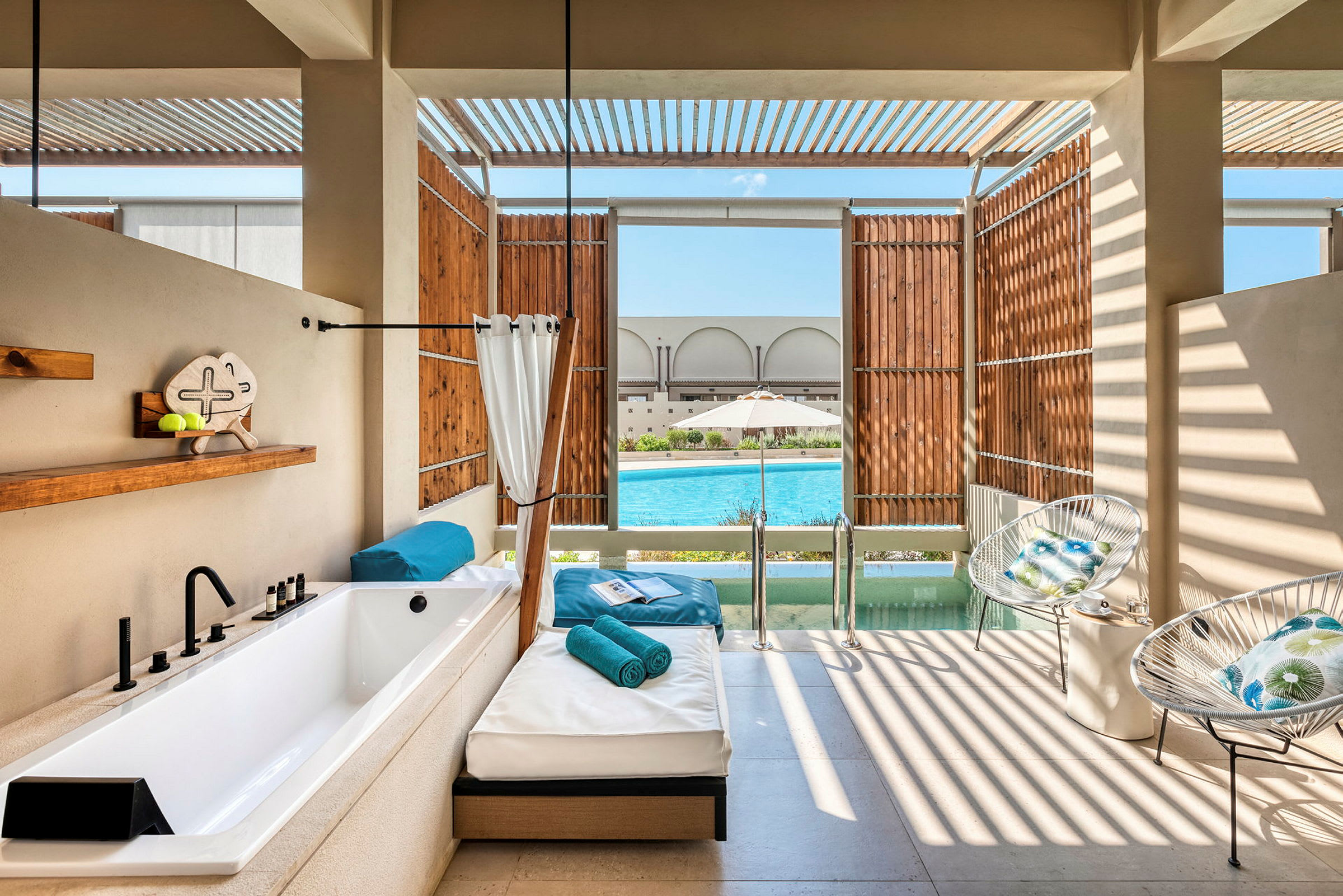 Rum med privat pool och utemöbler. (AI-genererad text)