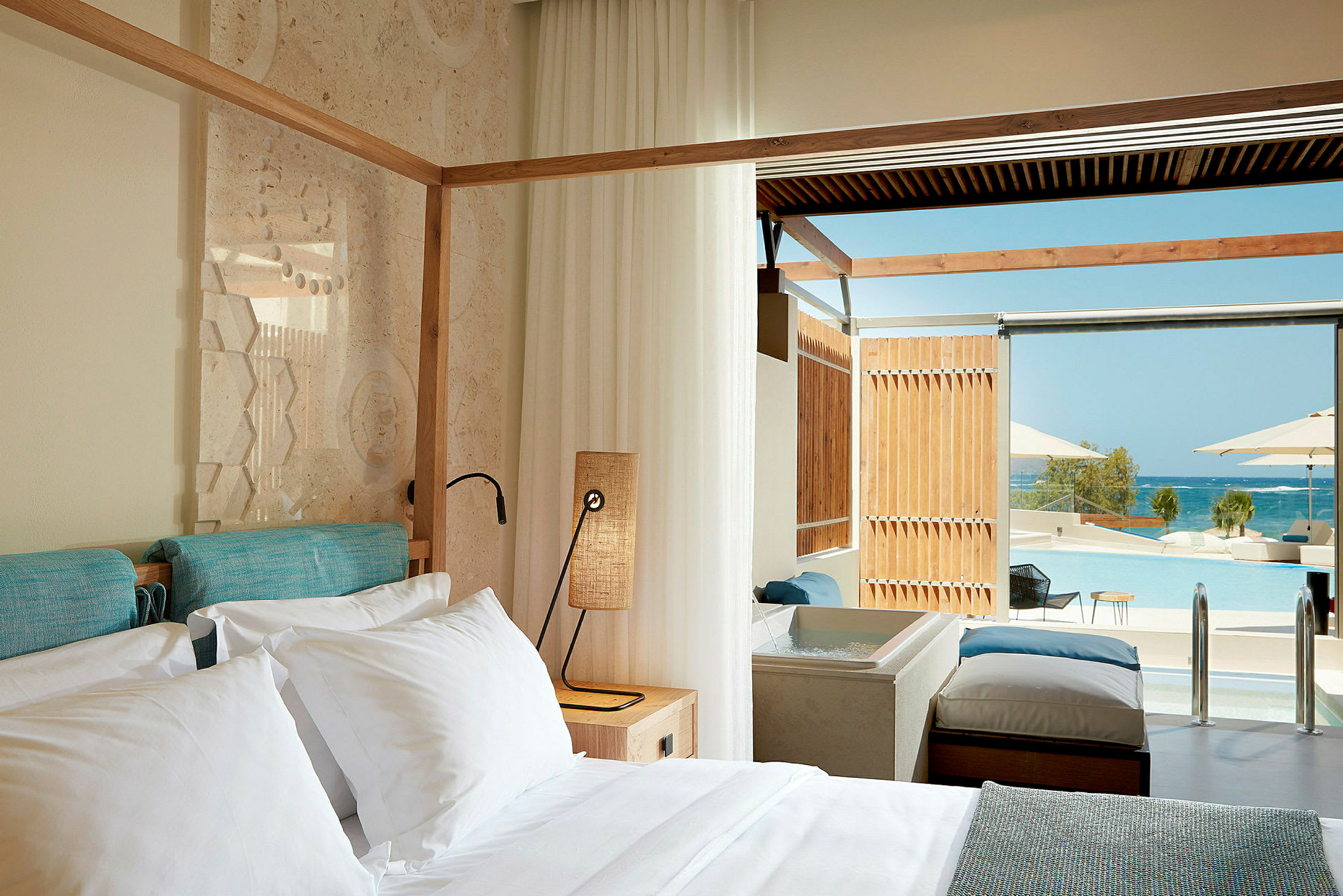 Hotellrum med säng, belysning och utsikt över en privat pool och havet. (AI-genererad text)