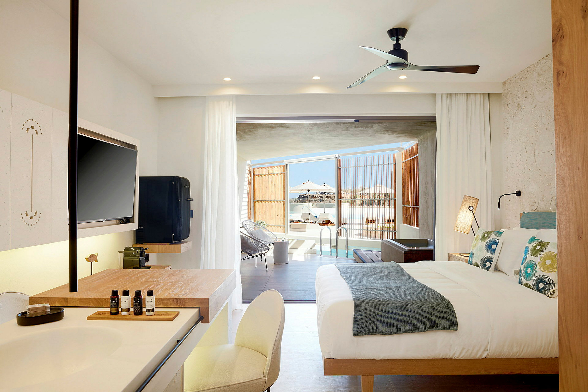 Ett hotellrum med modern inredning som har direkt utgång till en privat pool. (AI-genererad text)