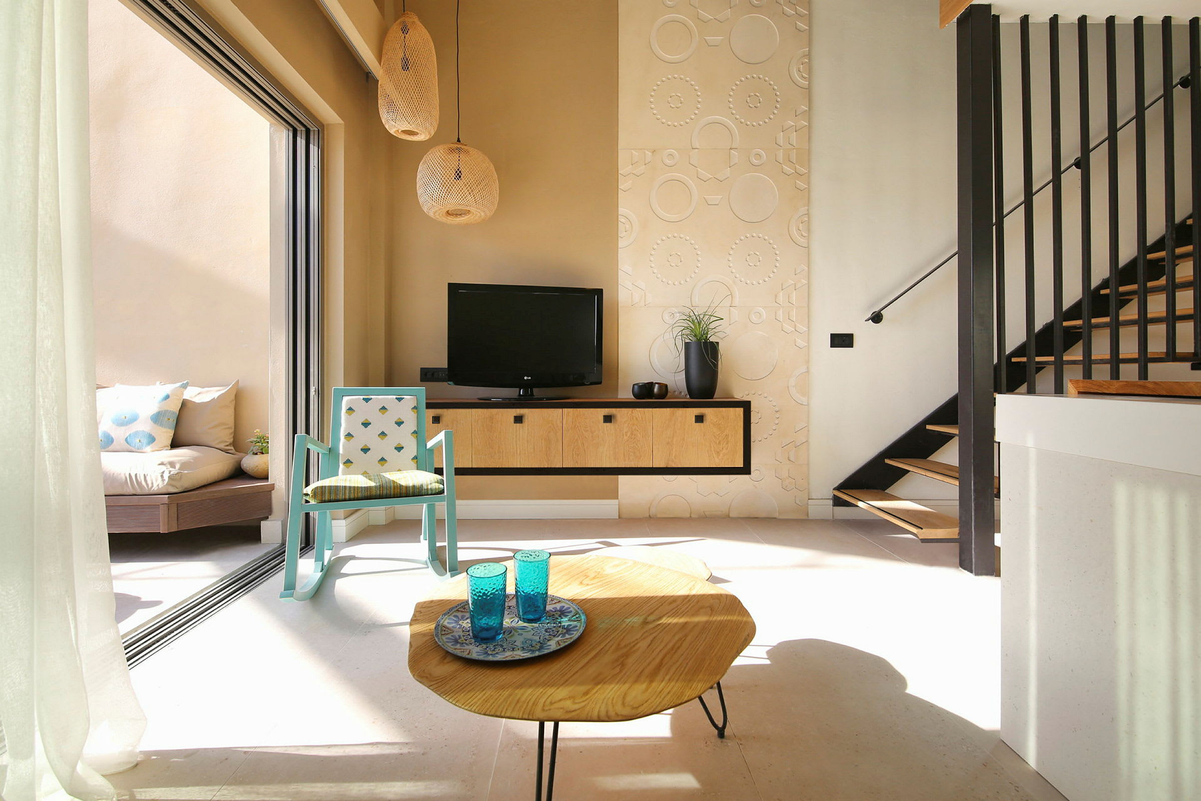 Ett modernt vardagsrum med TV, en avskalad design och ett glas bord med dekoration. (AI-genererad text)