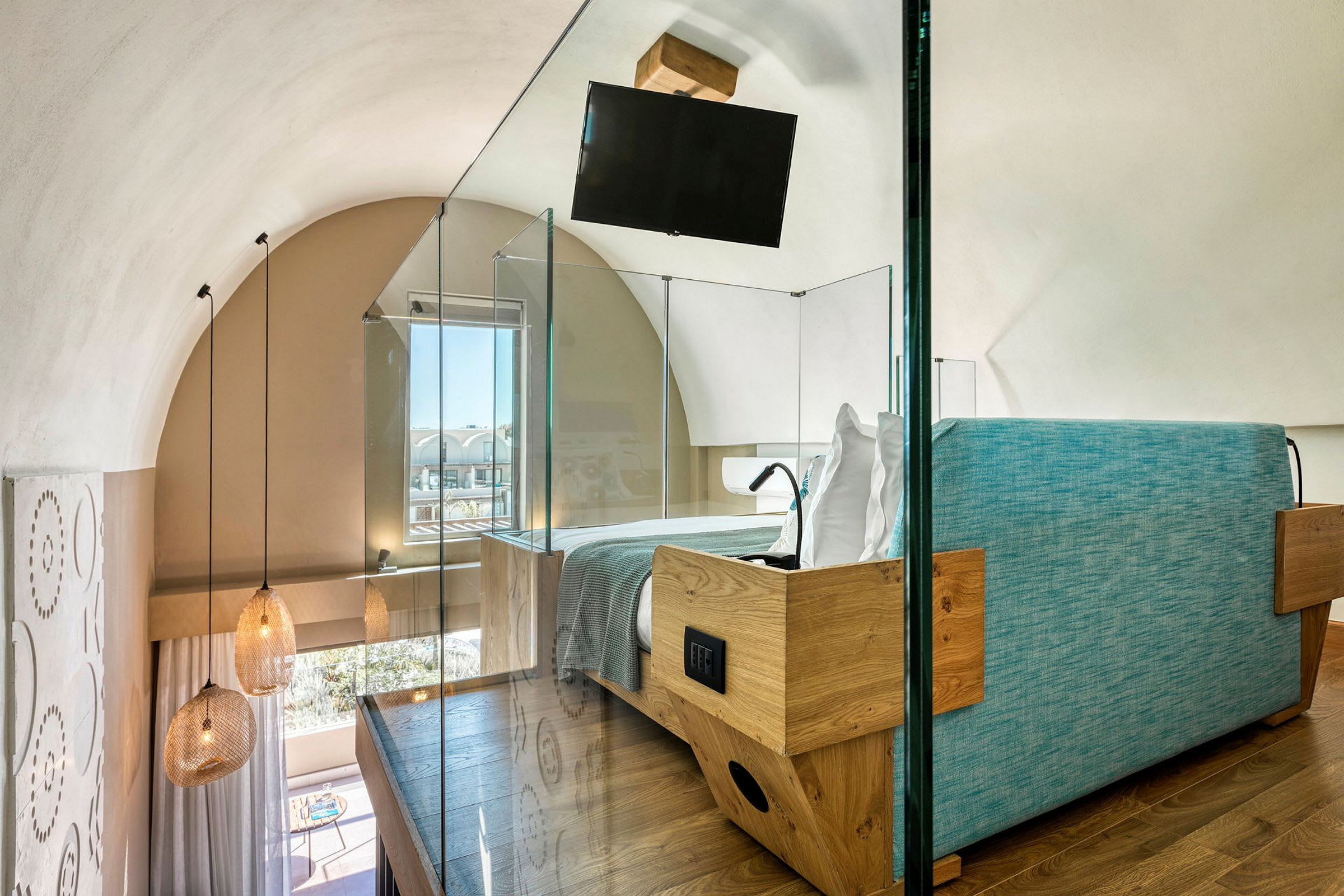 Ett modernt hotellrum med ett loftdesign och glasväggar. (AI-genererad text)