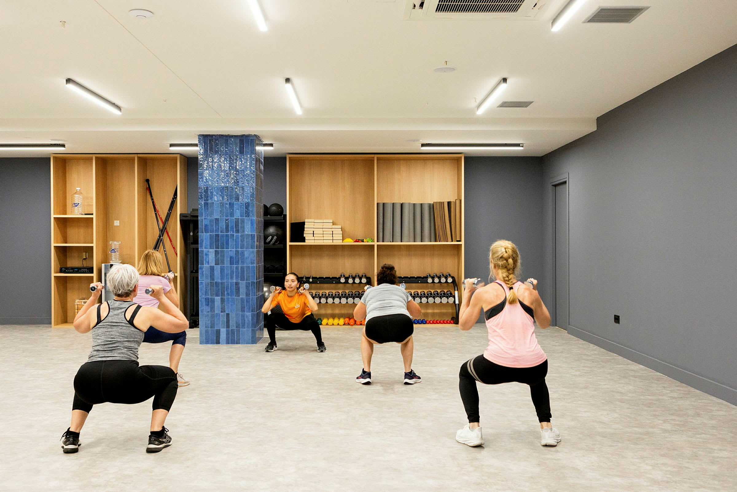 Personer som tränar i ett gym. (AI-genererad text)
