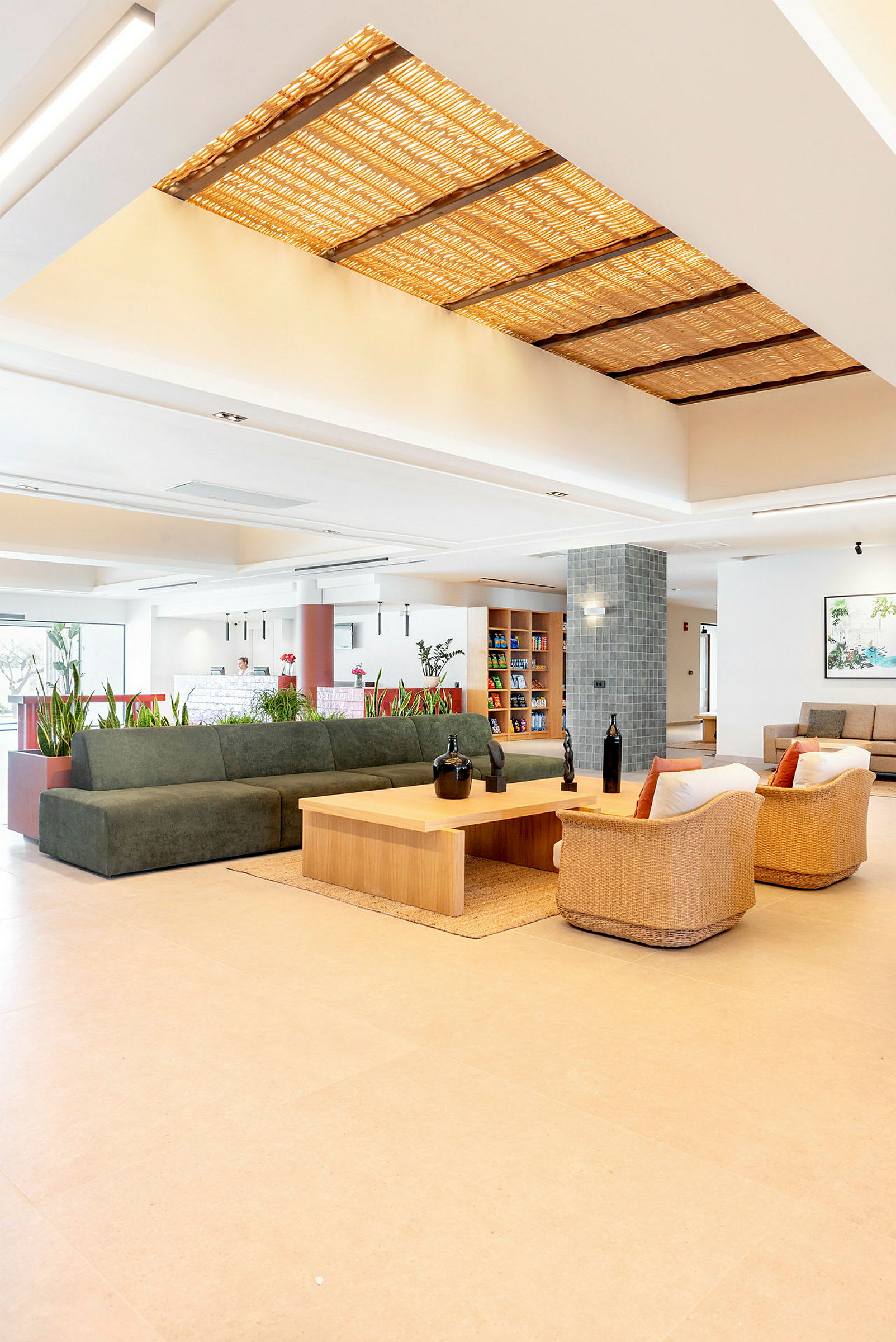 Ett modernt hotellobbyområde med soffor, armstolar och ett kaffebord. (AI-genererad text)