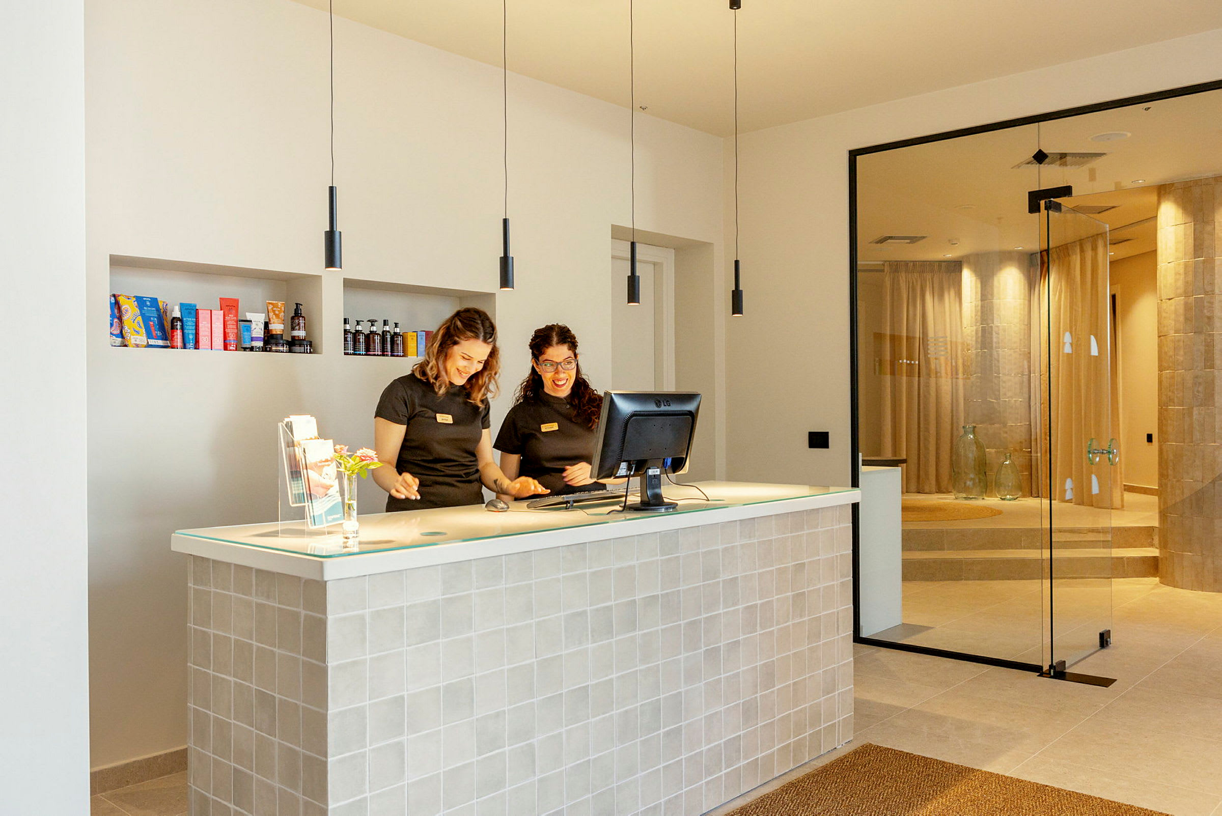 Reception med två personer bakom disken i en modern och inbjudande miljö. (AI-genererad text)