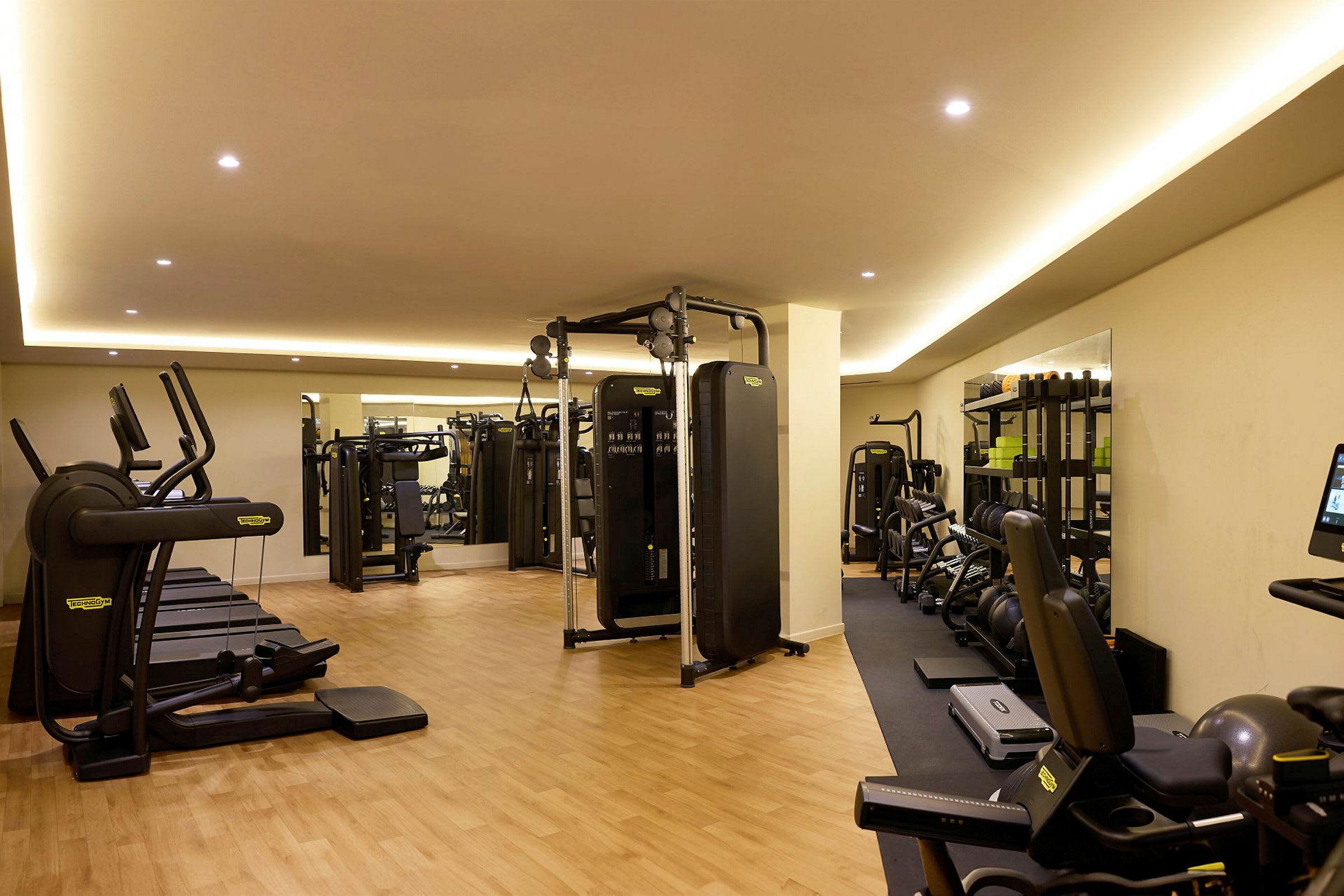 Ett modernt gym med olika träningsmaskiner och fria vikter. (AI-genererad text)