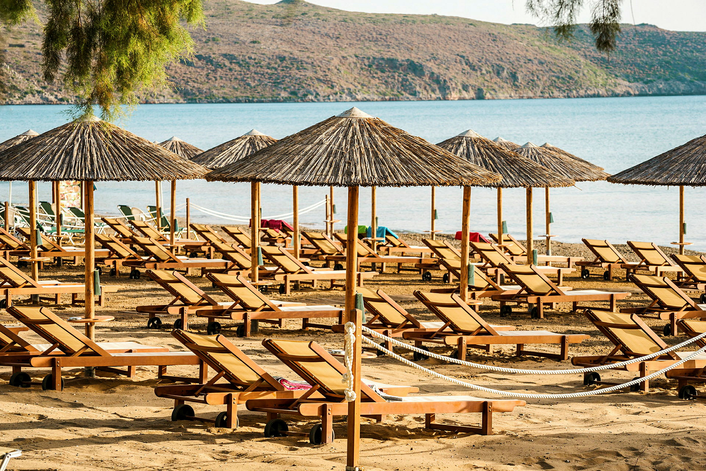 Solstolar och parasoller vid en strand. (AI-genererad text)