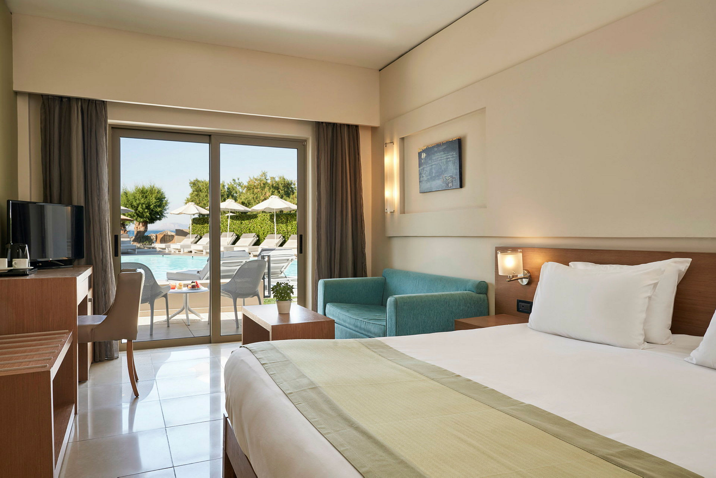 Hotellrum med modern inredning och utsikt mot en pool. (AI-genererad text)