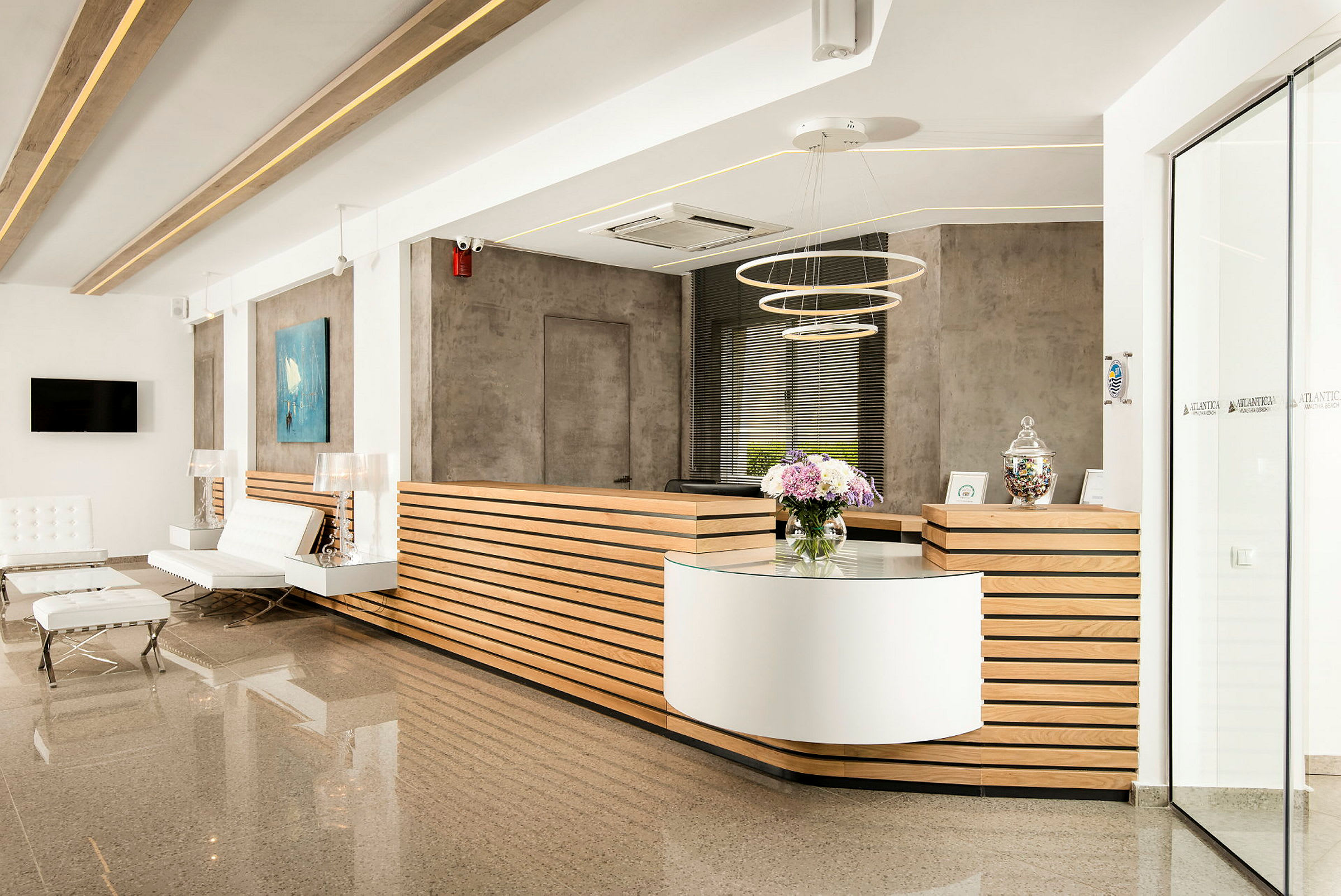 Hotellobby med en modern receptionsdisk och sittmöbler. (AI-genererad text)