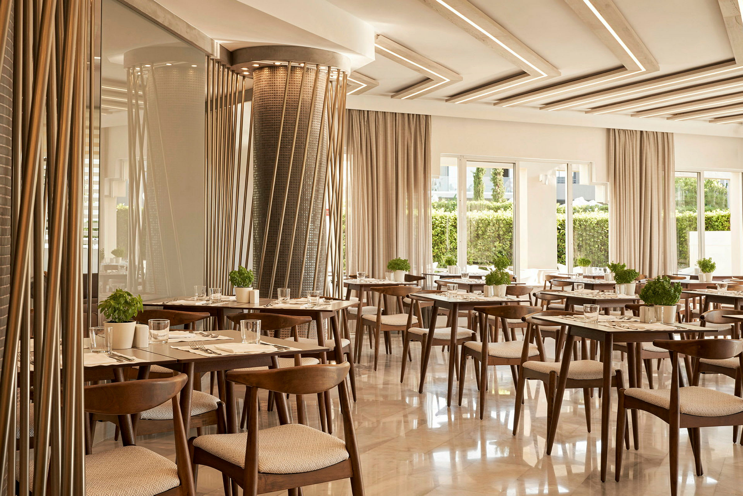 Restaurang med träbord och stolar, dekorerad med gröna växter. (AI-genererad text)