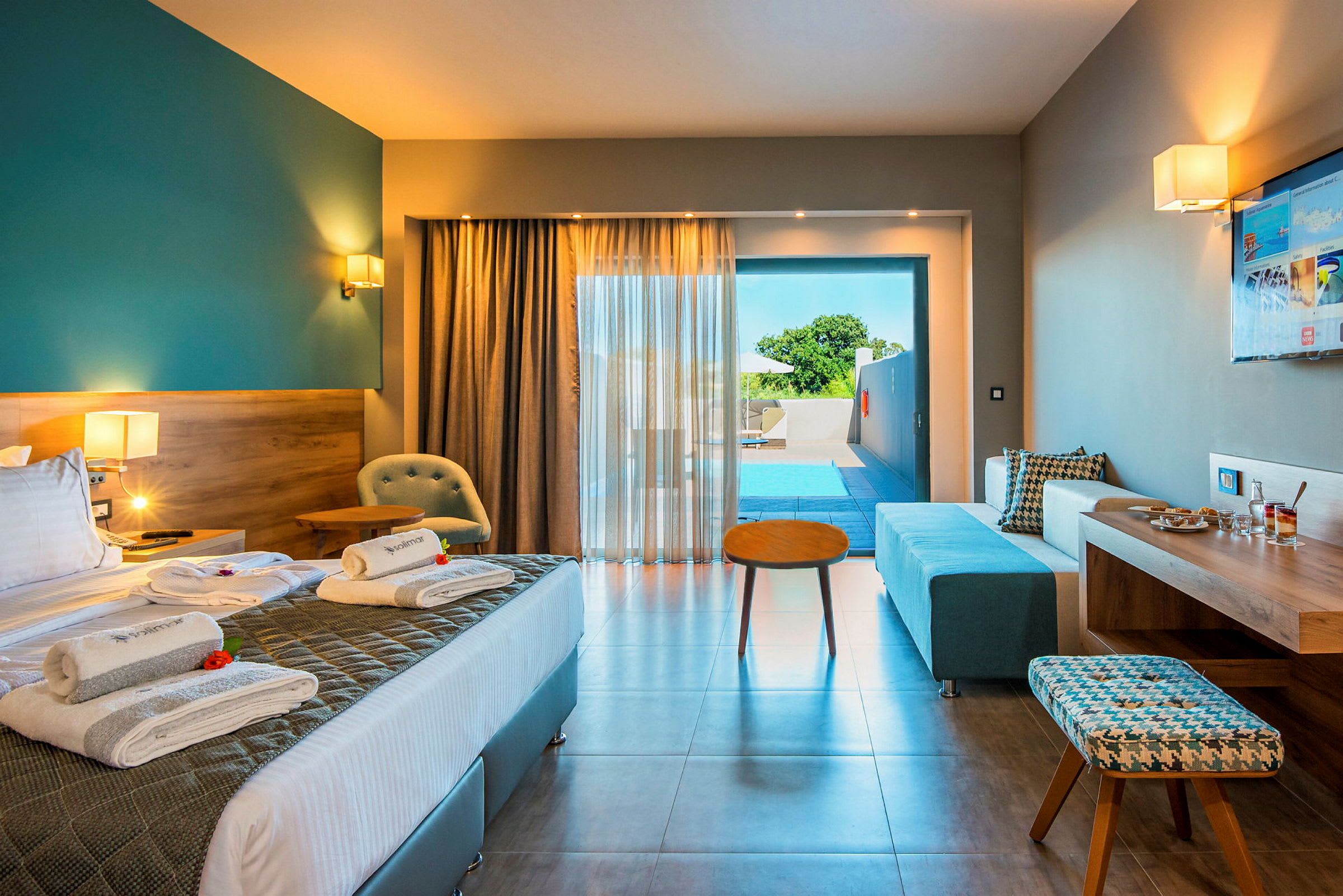 Modernt hotellrum med dubbelsäng och direktaccess till en privat pool. (AI-genererad text)