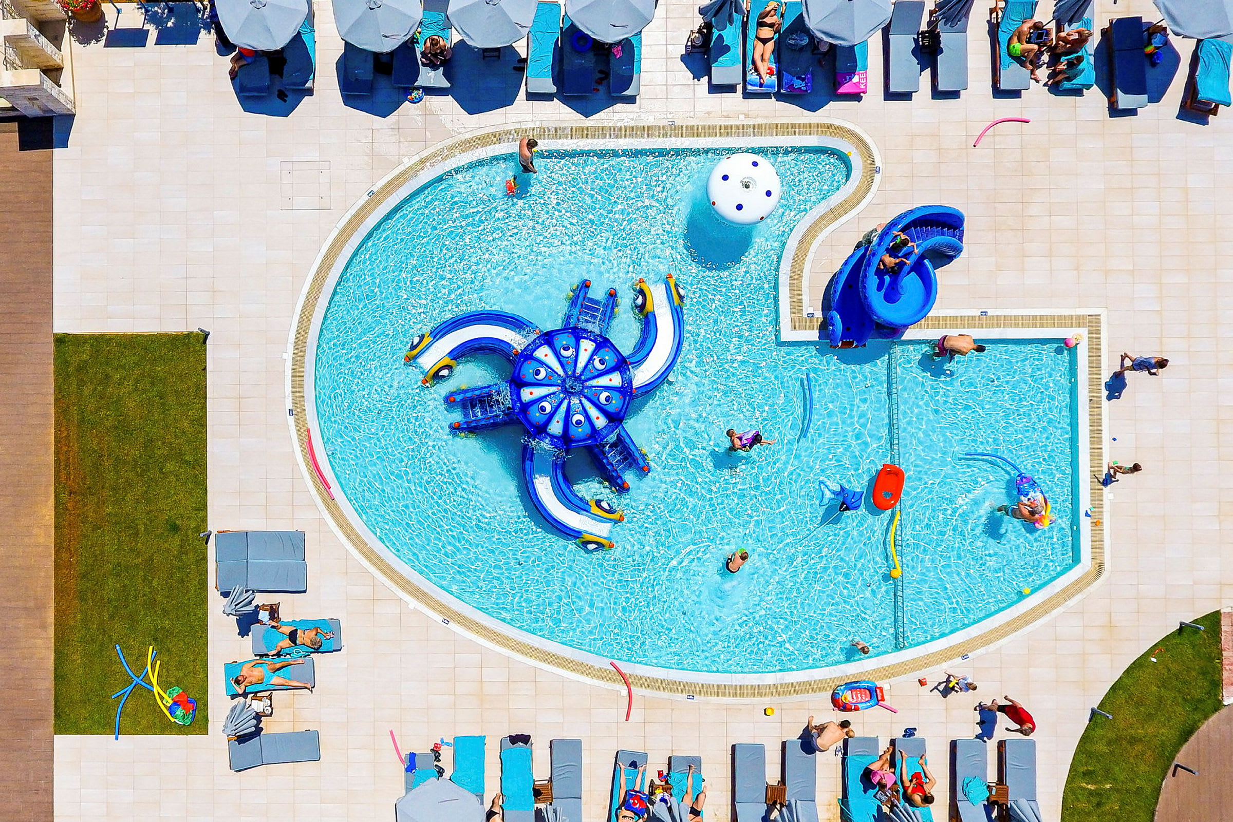Pool med vattenrutschbanor och solstolar (AI-genererad text)