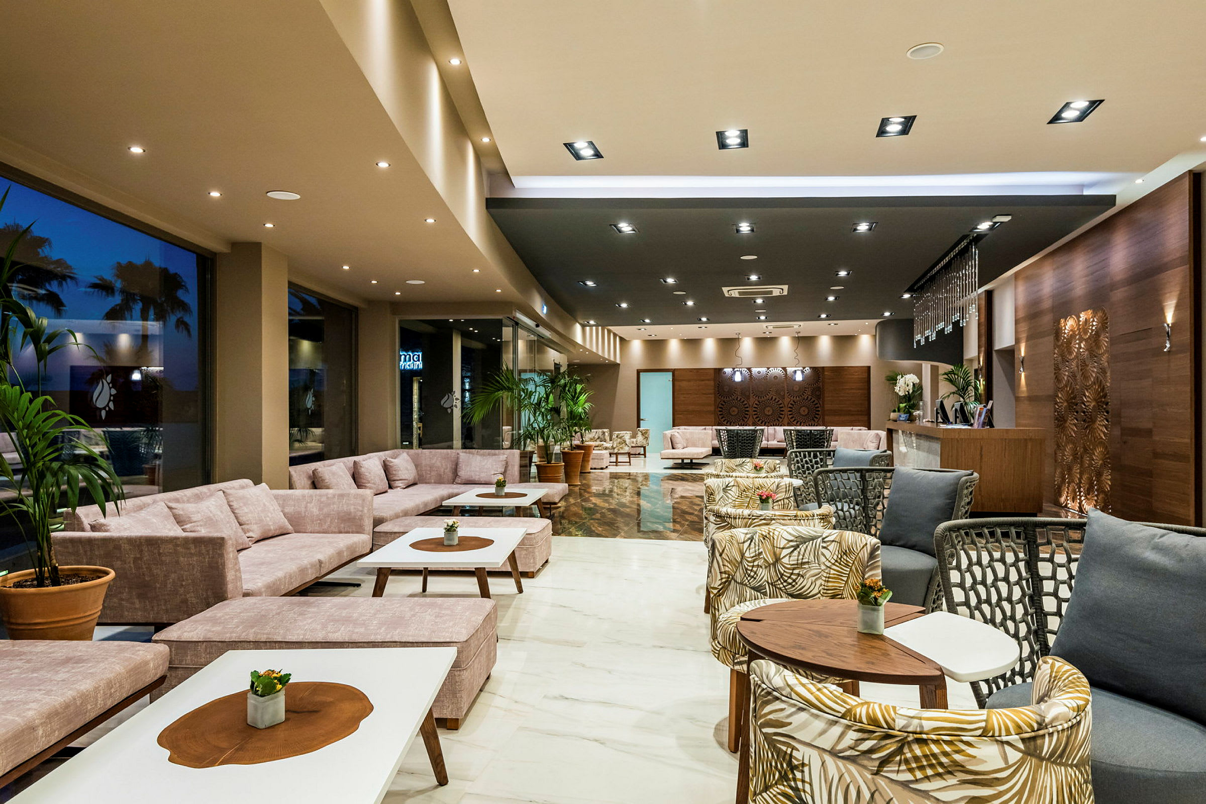 Hotellobby med moderna möbler och belysning. (AI-genererad text)