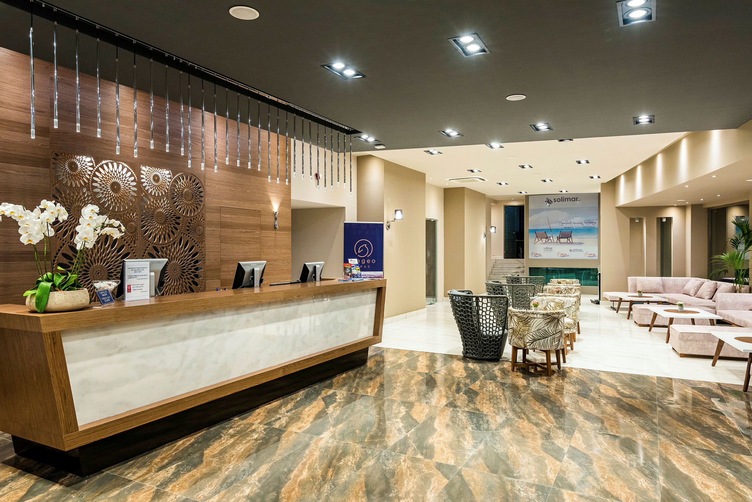 Modern hotellreception med elegant inredning och bekväm lounge. (AI-genererad text)