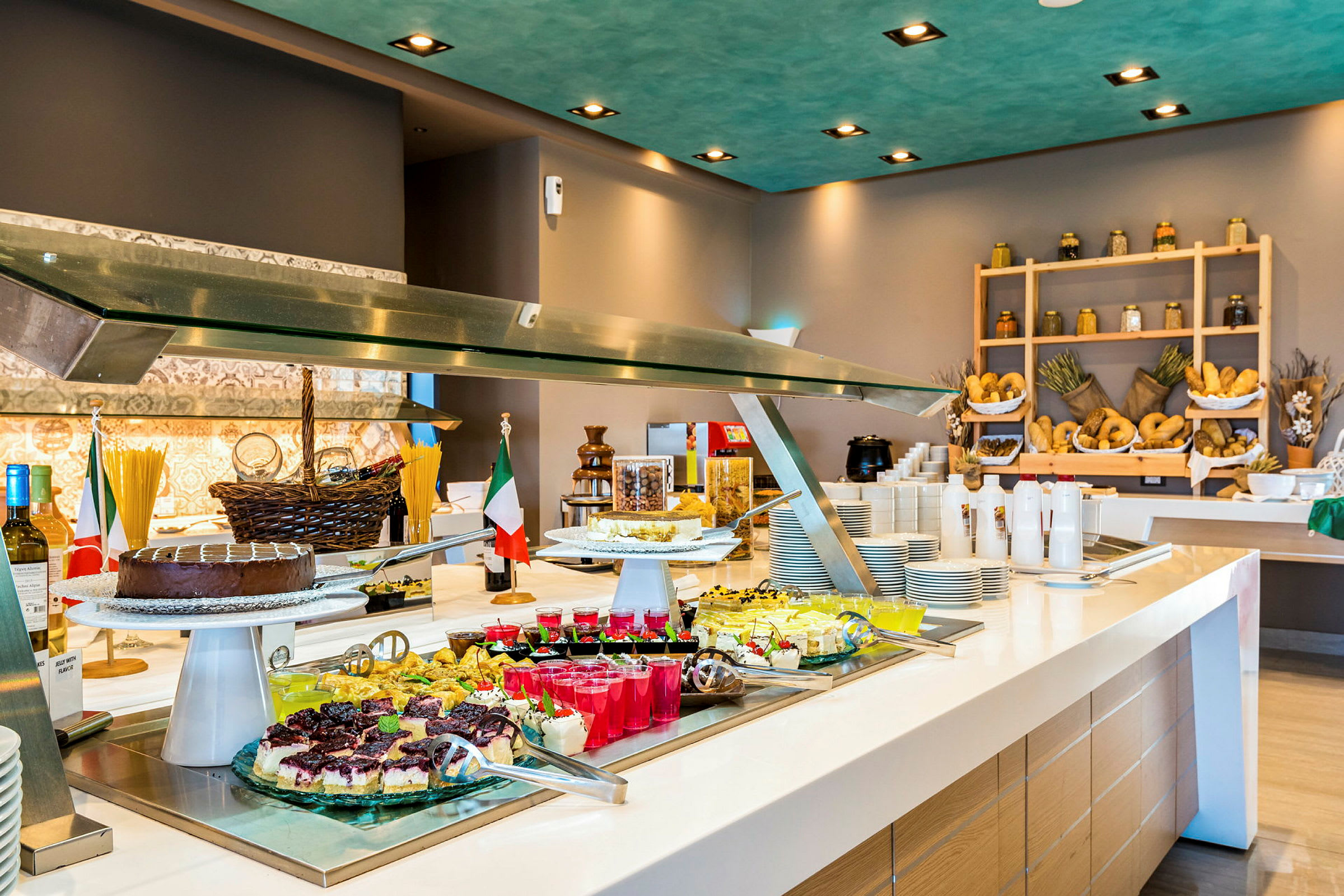 Buffé med desserter och italienska flaggor på ett matbord. (AI-genererad text)
