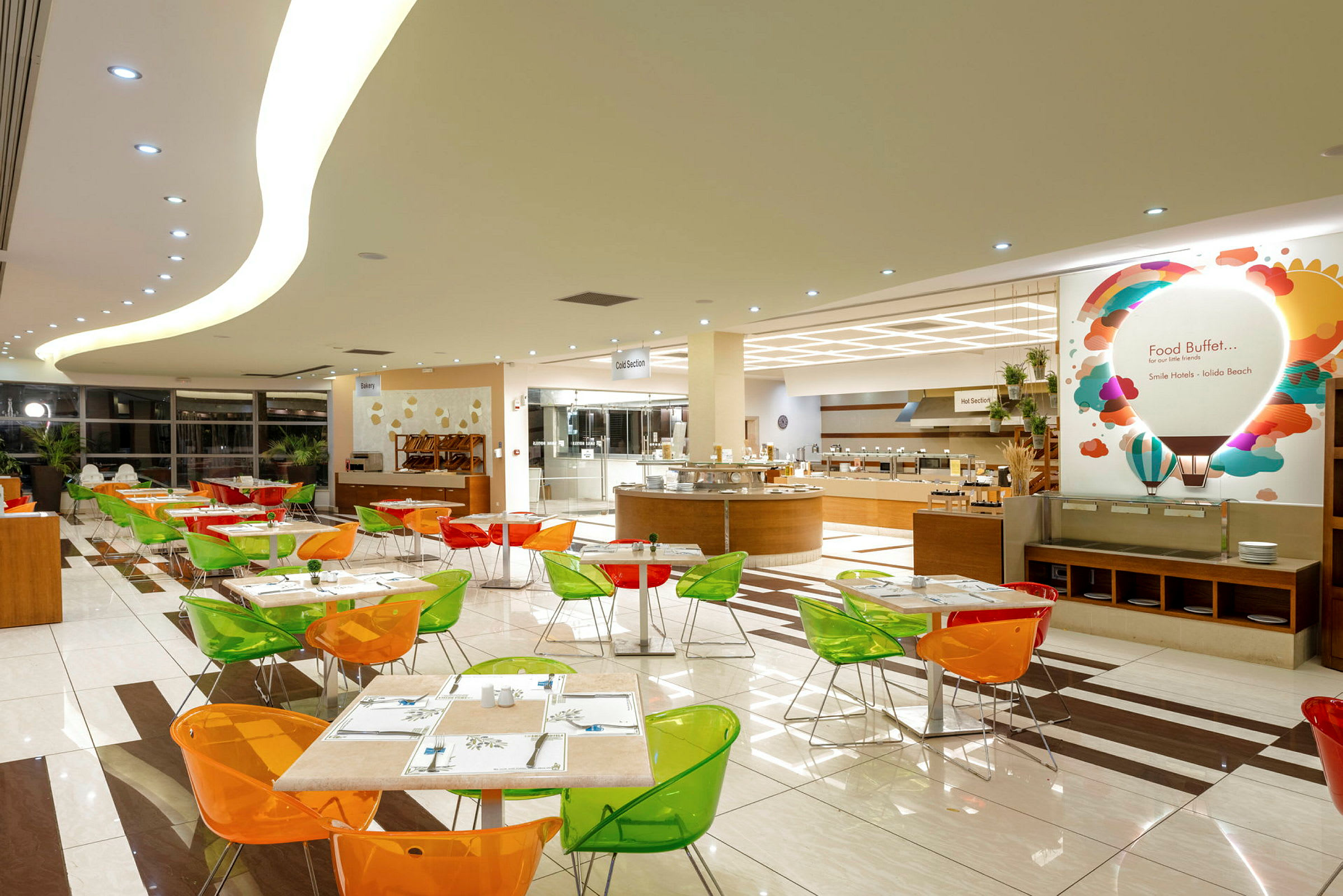 Restaurang med färgglada stolar och bufféområde. (AI-genererad text)