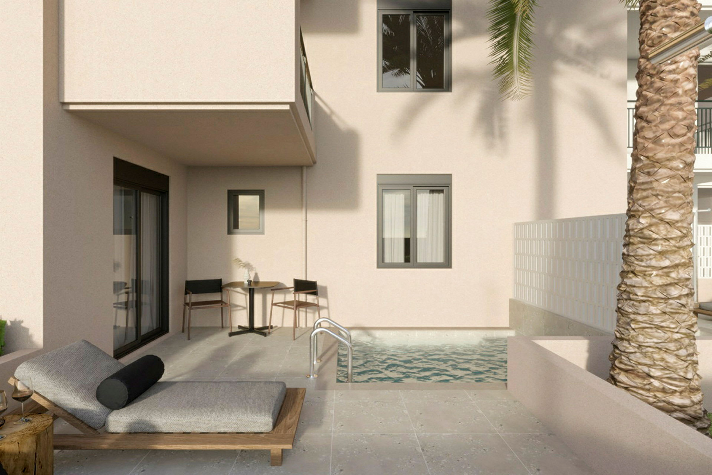 En balkong med en solstol, bord och stolar bredvid en liten swimmingpool. (AI-genererad text)