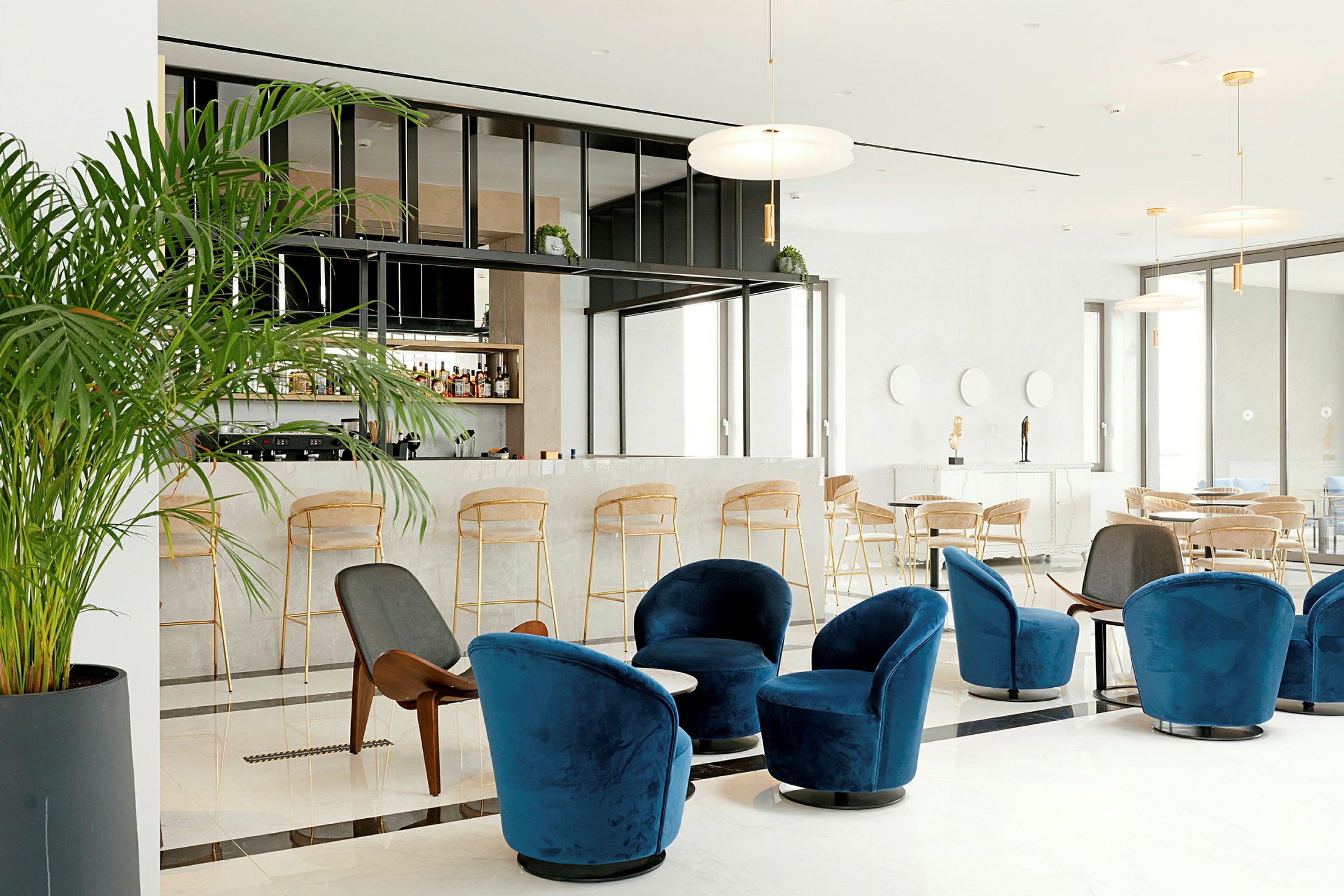 En modern lounge med bar och sittplatser. (AI-genererad text)