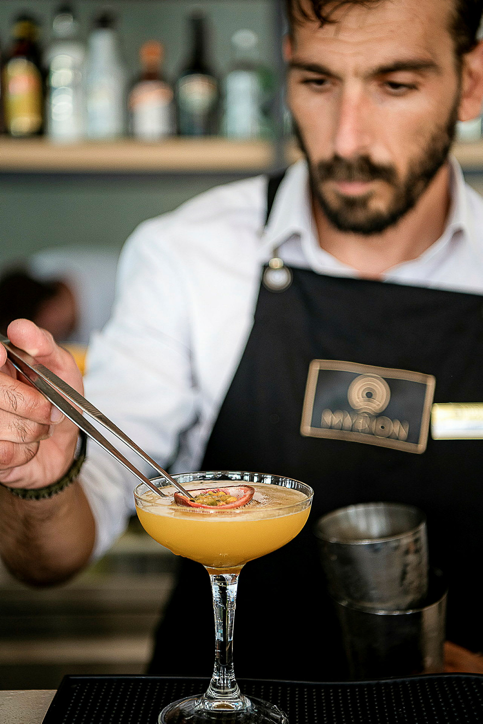 En cocktail dekoreras med passionsfrukt. (AI-genererad text)