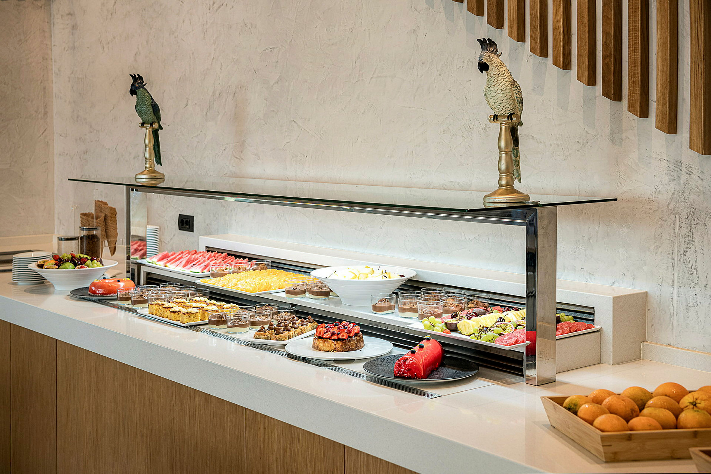 En buffé med olika desserter och frukter på ett bord. (AI-genererad text)